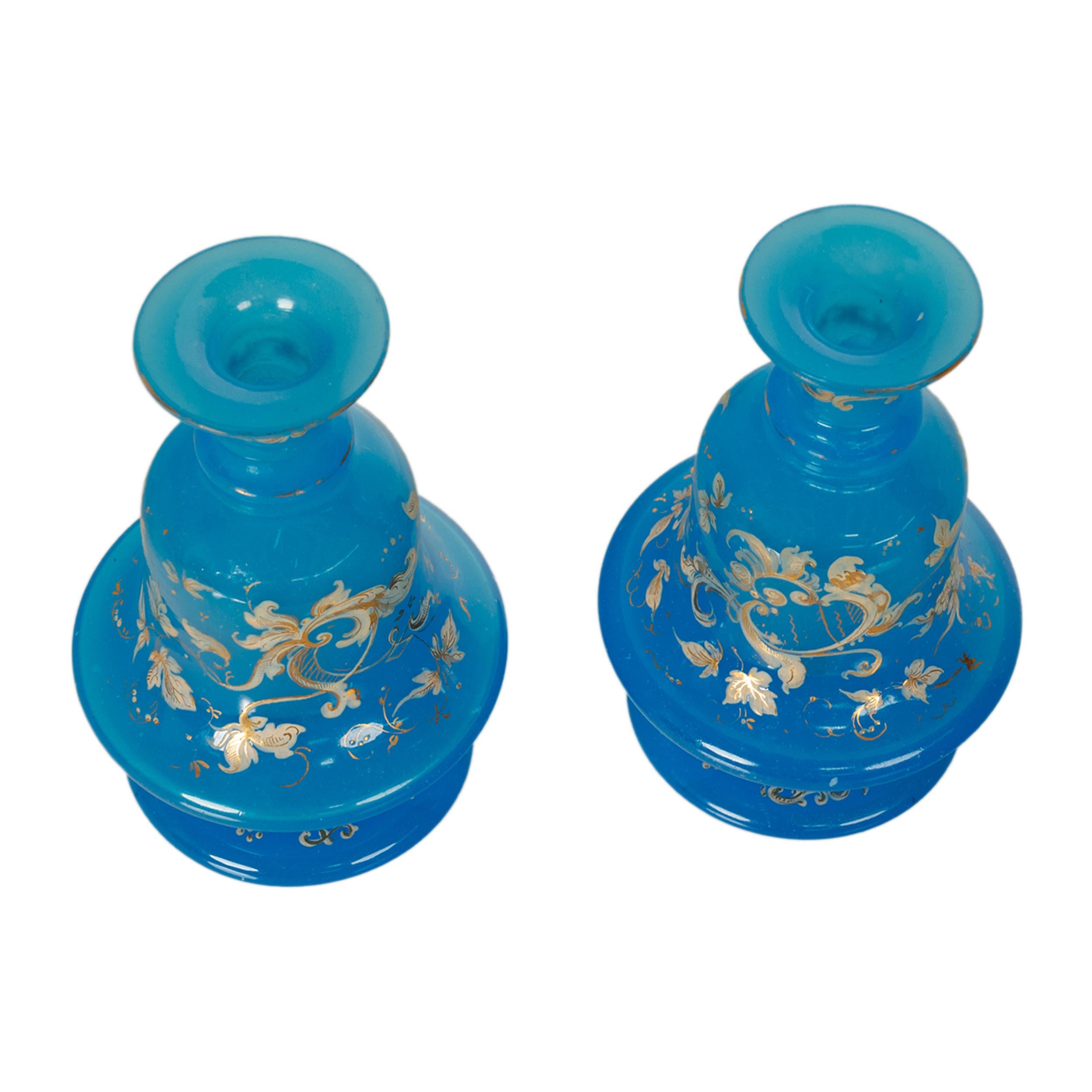 Antiguo par de frascos de perfume franceses de vidrio esmaltado azul opalino dorado Flacon 1850 en venta 4