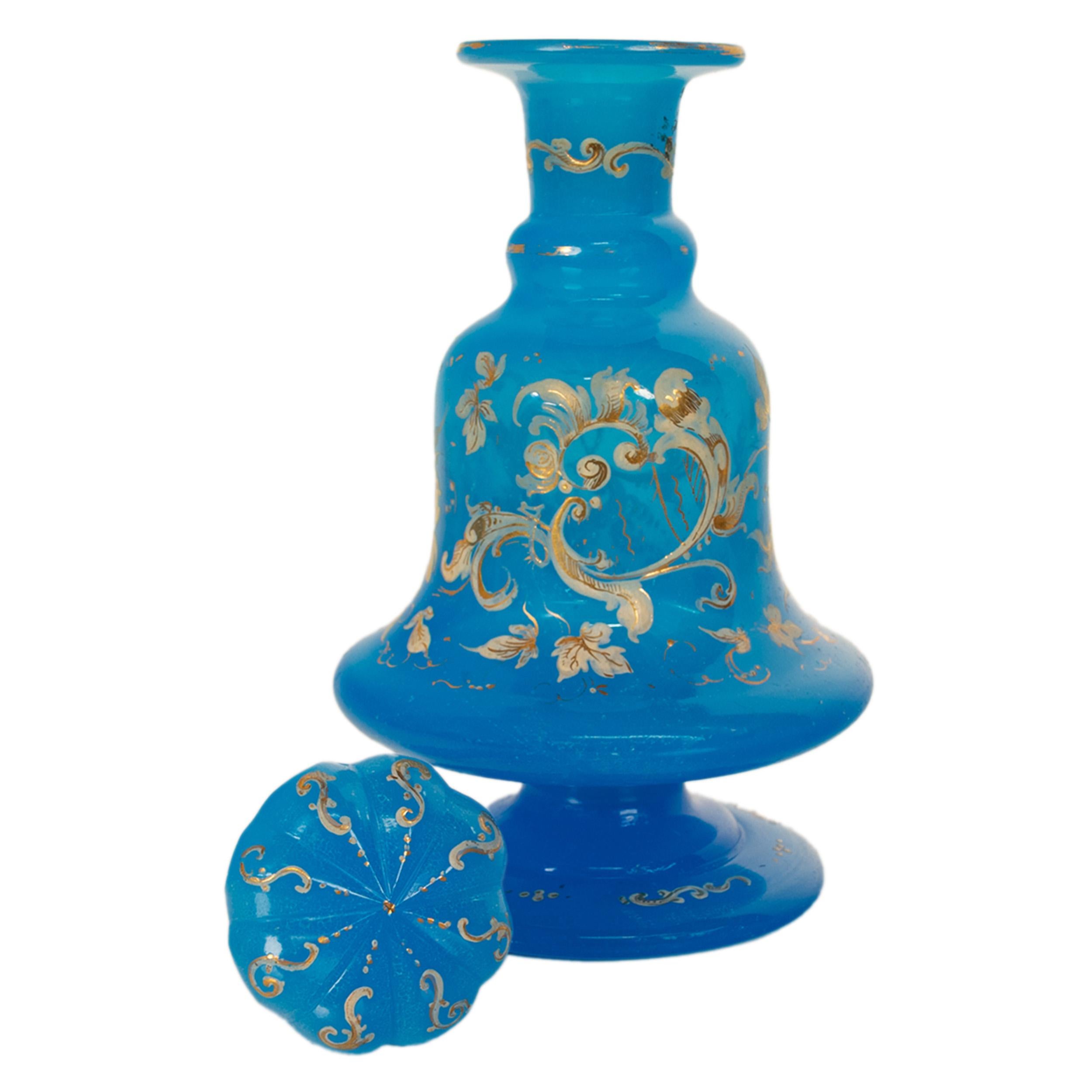 Antiguo par de frascos de perfume franceses de vidrio esmaltado azul opalino dorado Flacon 1850 en venta 5
