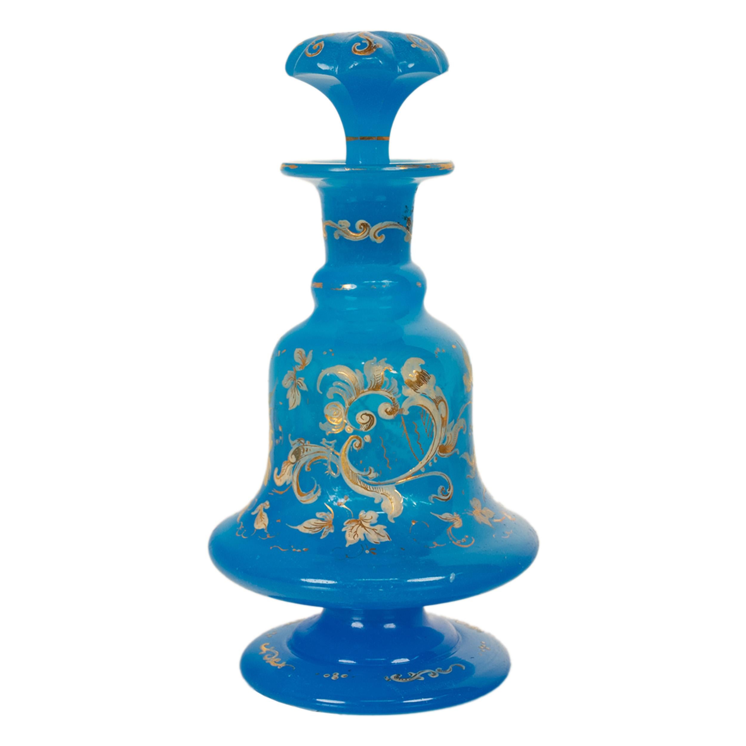 Antiguo par de frascos de perfume franceses de vidrio esmaltado azul opalino dorado Flacon 1850 en venta 6
