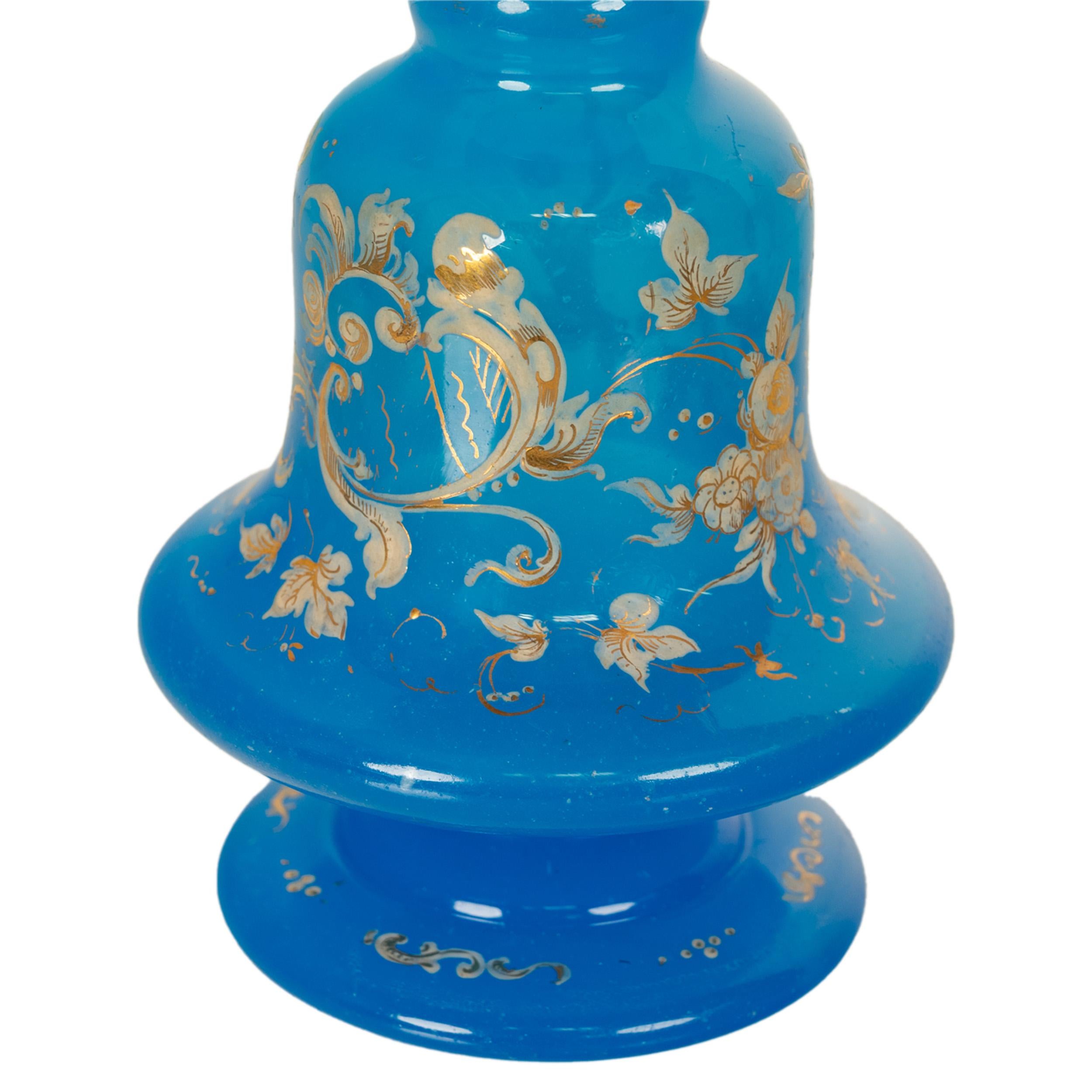 Antiguo par de frascos de perfume franceses de vidrio esmaltado azul opalino dorado Flacon 1850 en venta 8