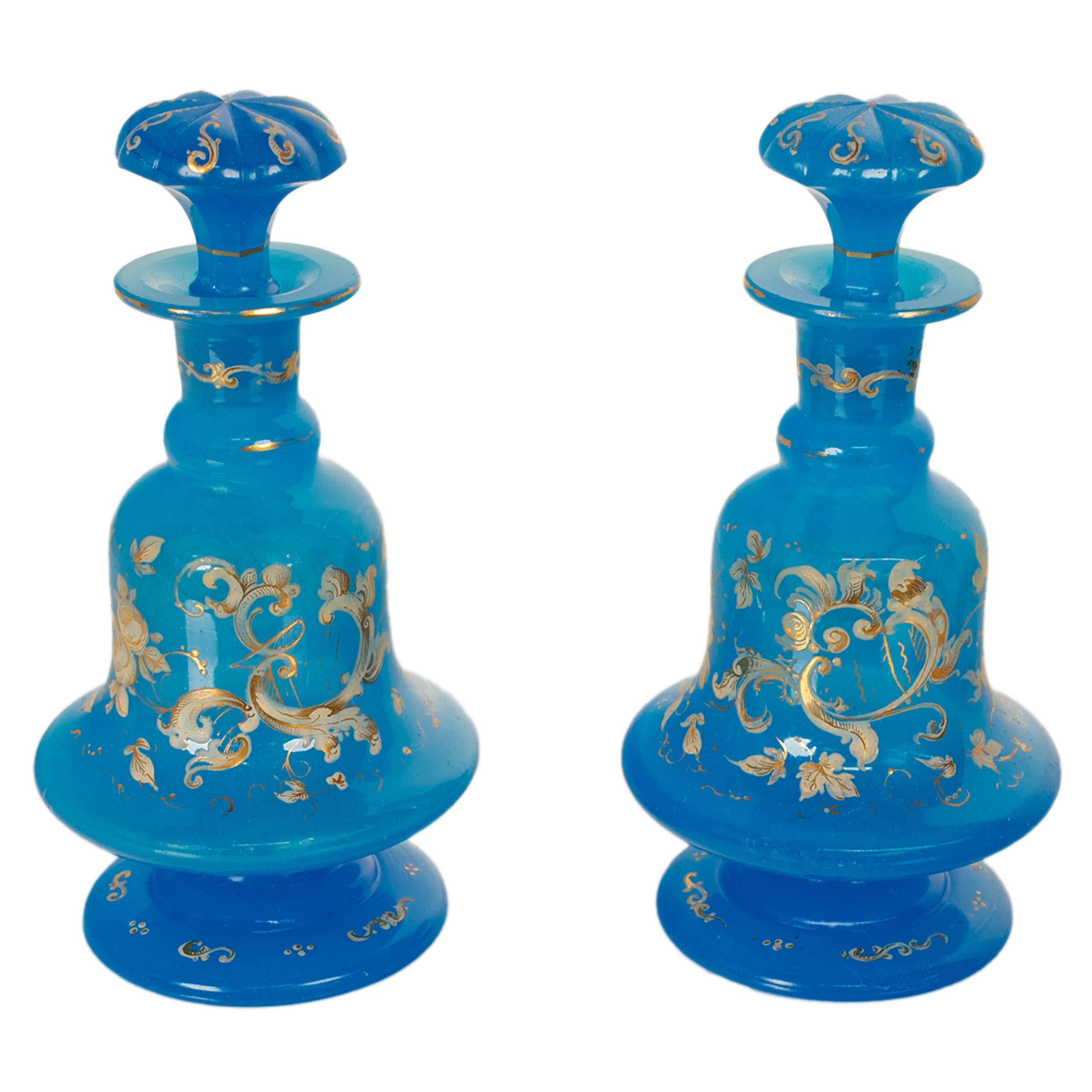 Elegantísimo par de antiguos frascos o halcones franceses Napoleón III de cristal opalino esmaltados en azul y dorados, hacia 1850.
Este precioso par de frascos de perfume de vidrio opalino azul están en muy buen estado, los frascos con los tapones