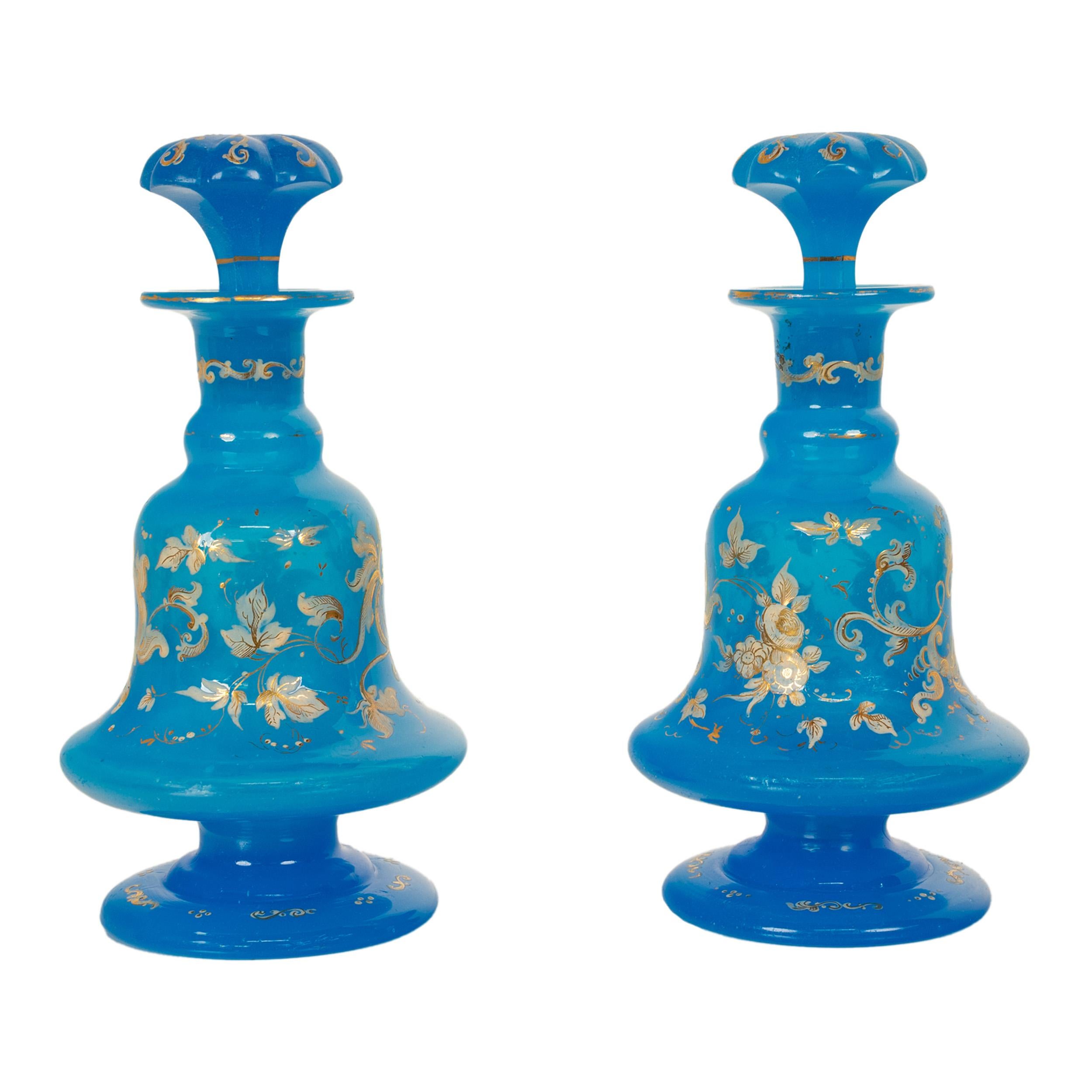 Antiguo par de frascos de perfume franceses de vidrio esmaltado azul opalino dorado Flacon 1850 Napoleón III en venta