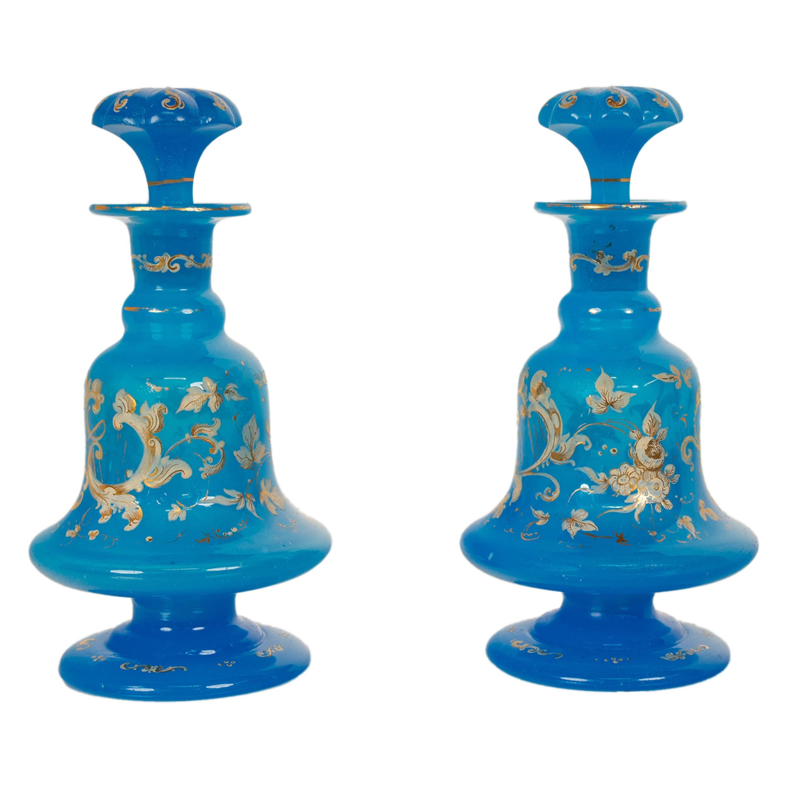 Antiguo par de frascos de perfume franceses de vidrio esmaltado azul opalino dorado Flacon 1850 Francés en venta