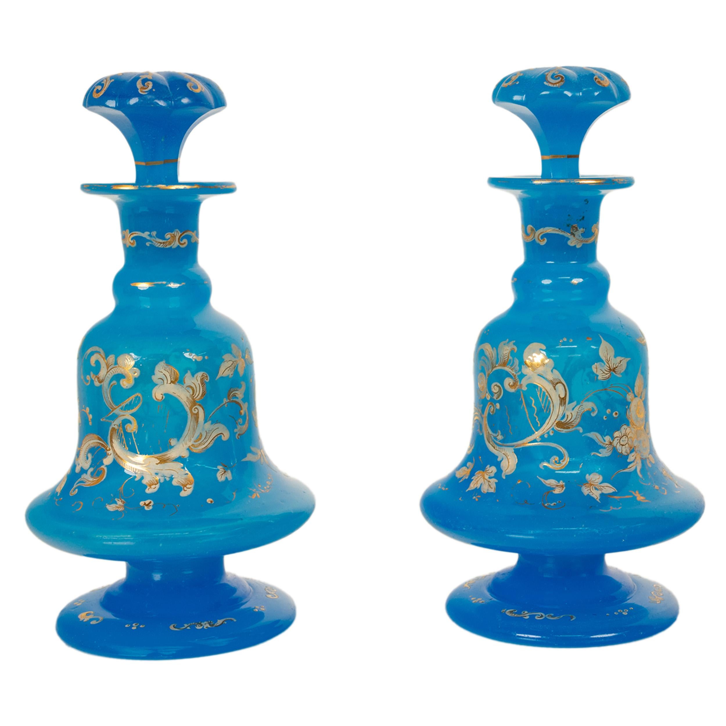Antiguo par de frascos de perfume franceses de vidrio esmaltado azul opalino dorado Flacon 1850 Esmaltado en venta