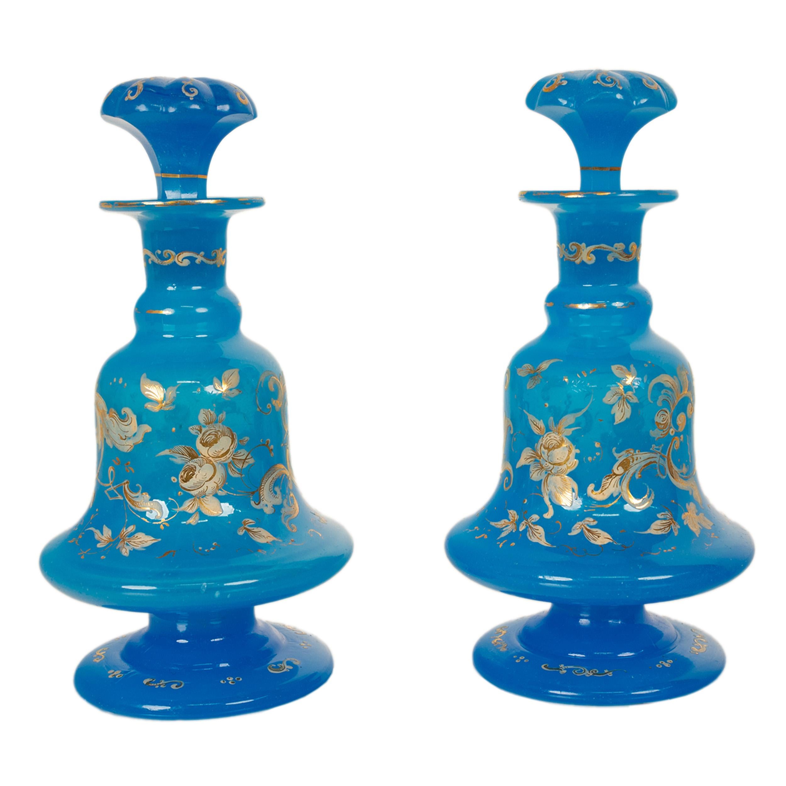 Antiguo par de frascos de perfume franceses de vidrio esmaltado azul opalino dorado Flacon 1850 Mediados del siglo XIX en venta