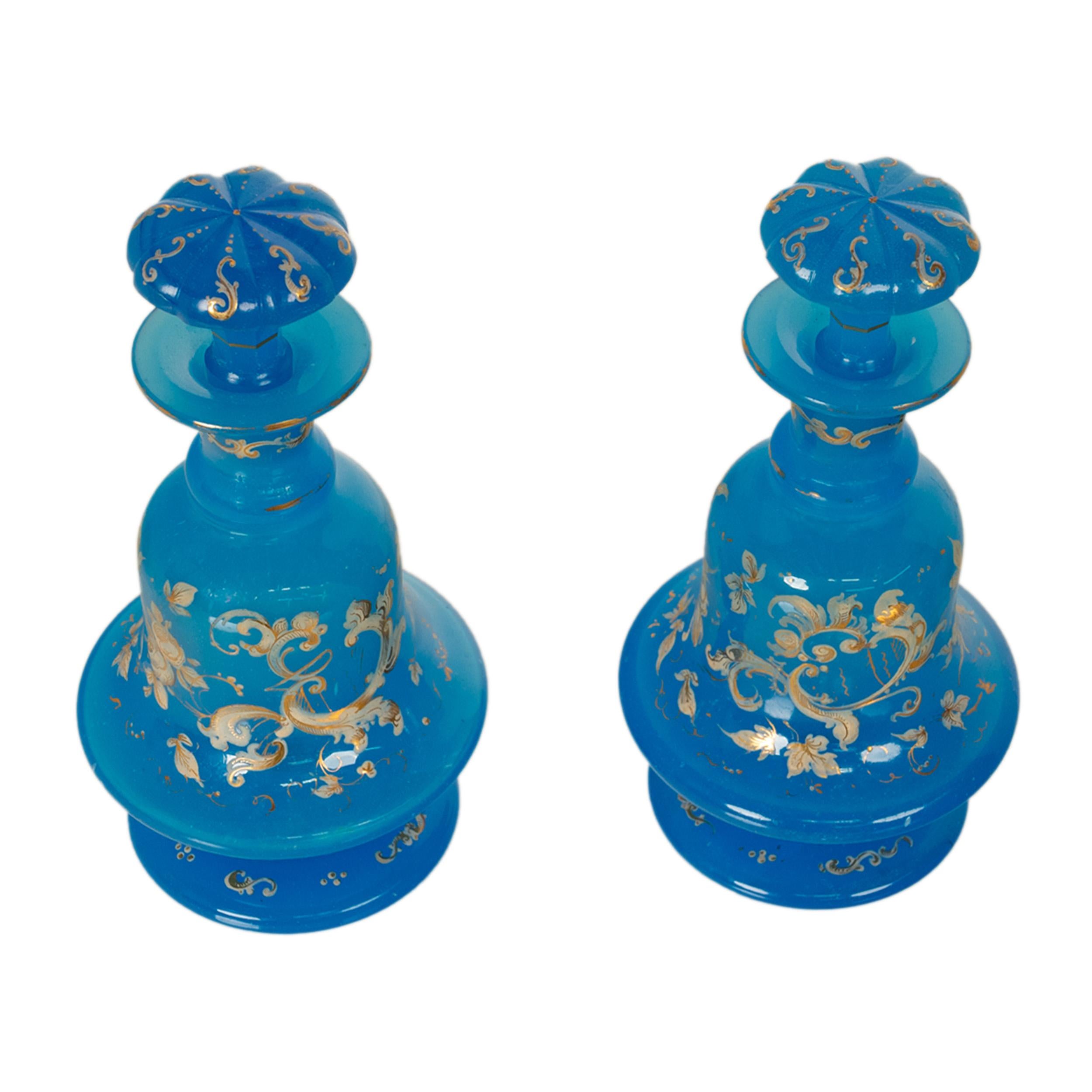 Antiguo par de frascos de perfume franceses de vidrio esmaltado azul opalino dorado Flacon 1850 Esmalte en venta