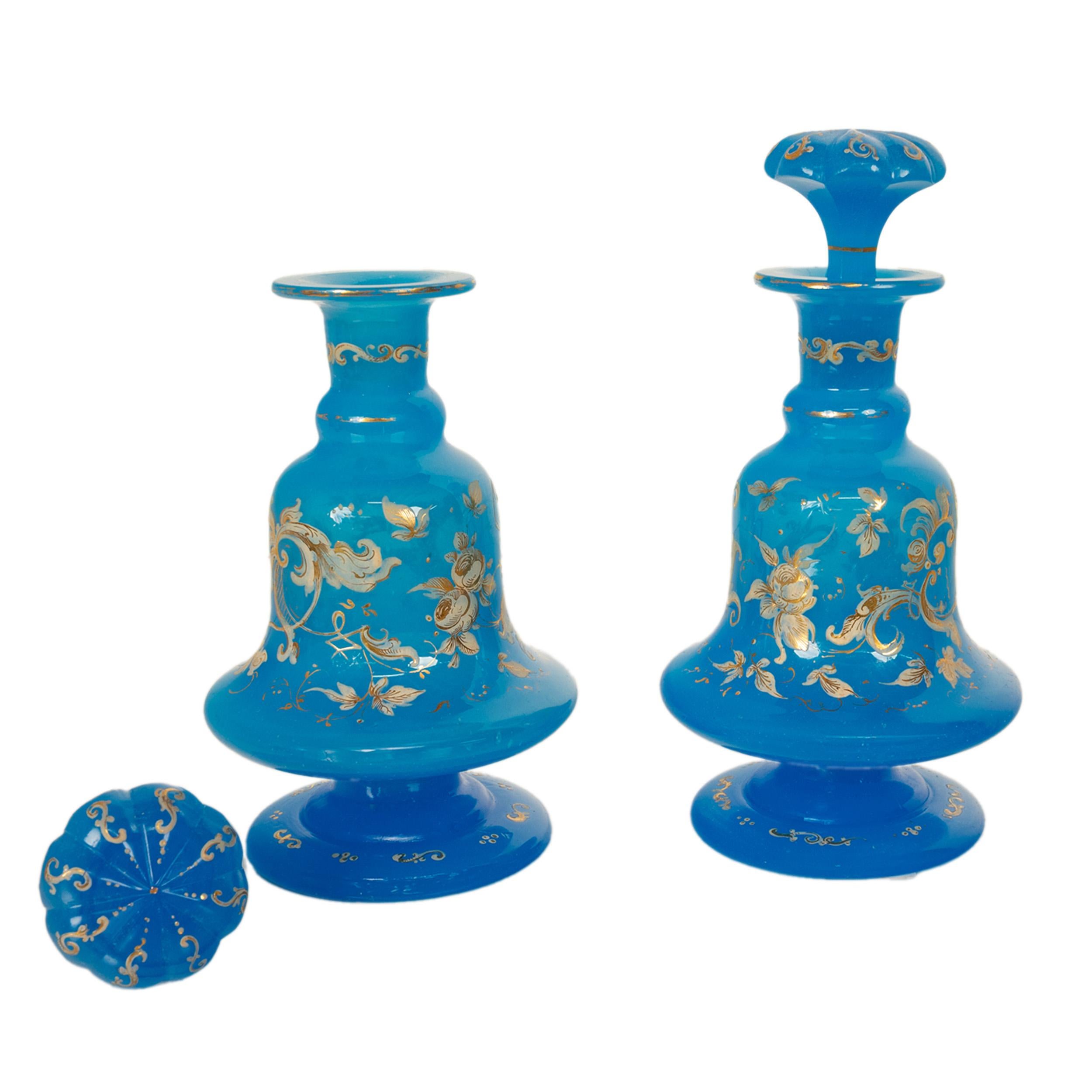Antiguo par de frascos de perfume franceses de vidrio esmaltado azul opalino dorado Flacon 1850 en venta 1