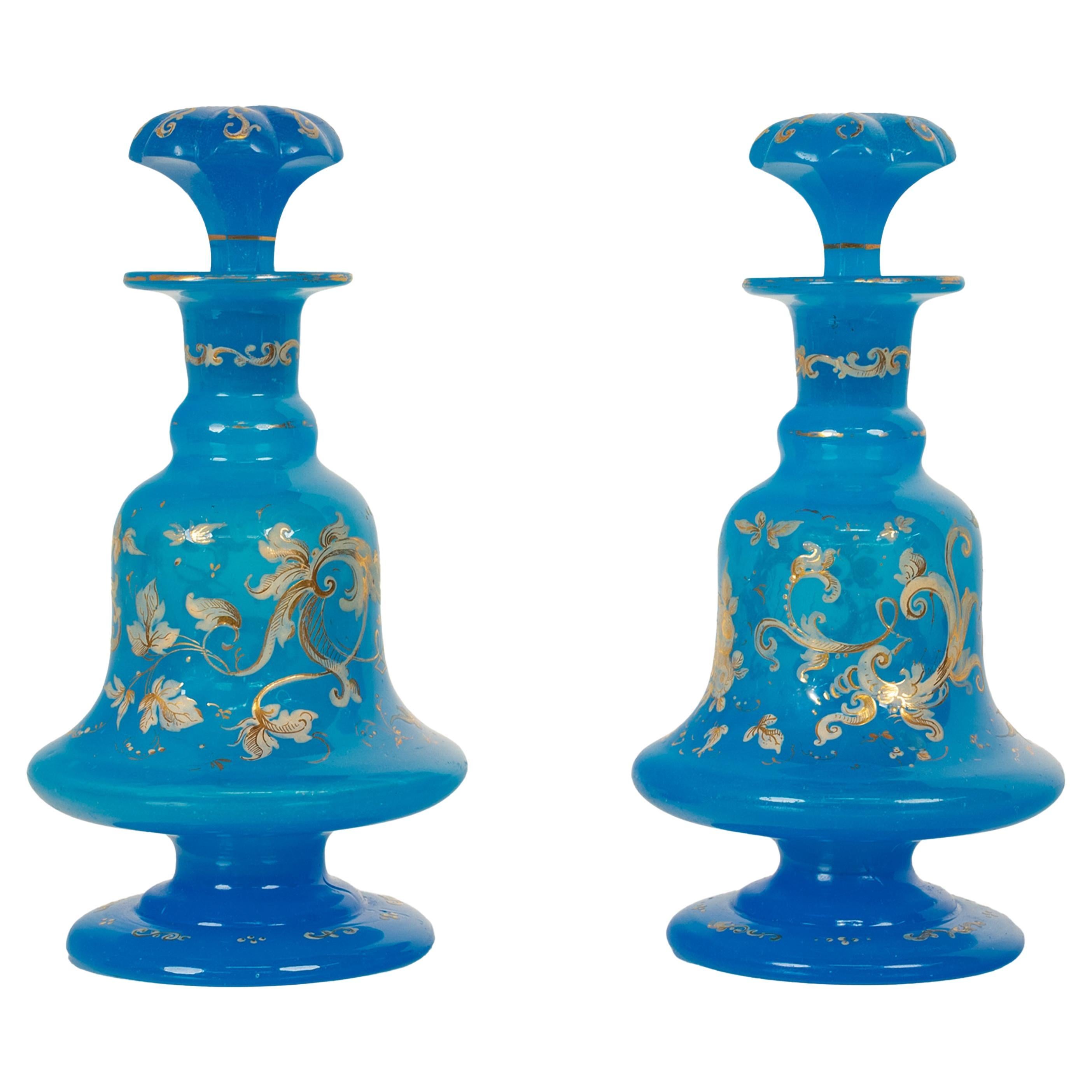 Antiguo par de frascos de perfume franceses de vidrio esmaltado azul opalino dorado Flacon 1850 en venta