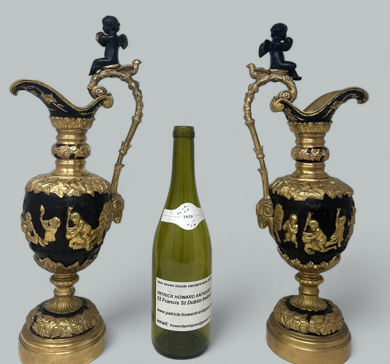 Coppia di vasi Ewers francesi in bronzo e ormolatura alla maniera di Claude Michel Clodion in vendita 3
