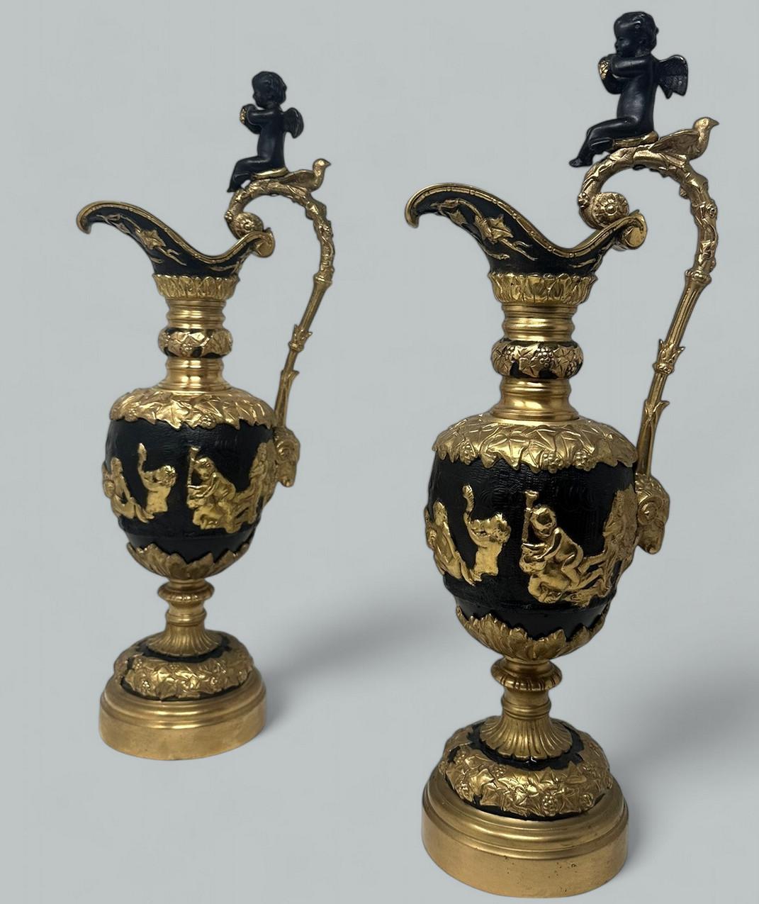 Bella e imponente coppia identica di vasi da notte francesi in bronzo e ormolu di medie proporzioni e di qualità eccezionale, alla maniera di Claude Michel Clodion, del terzo quarto del XIX secolo, forse precedente. 

Il corpo ovoidale affusolato è