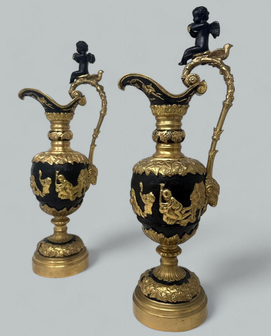 Grand Tour Coppia di vasi Ewers francesi in bronzo e ormolatura alla maniera di Claude Michel Clodion in vendita