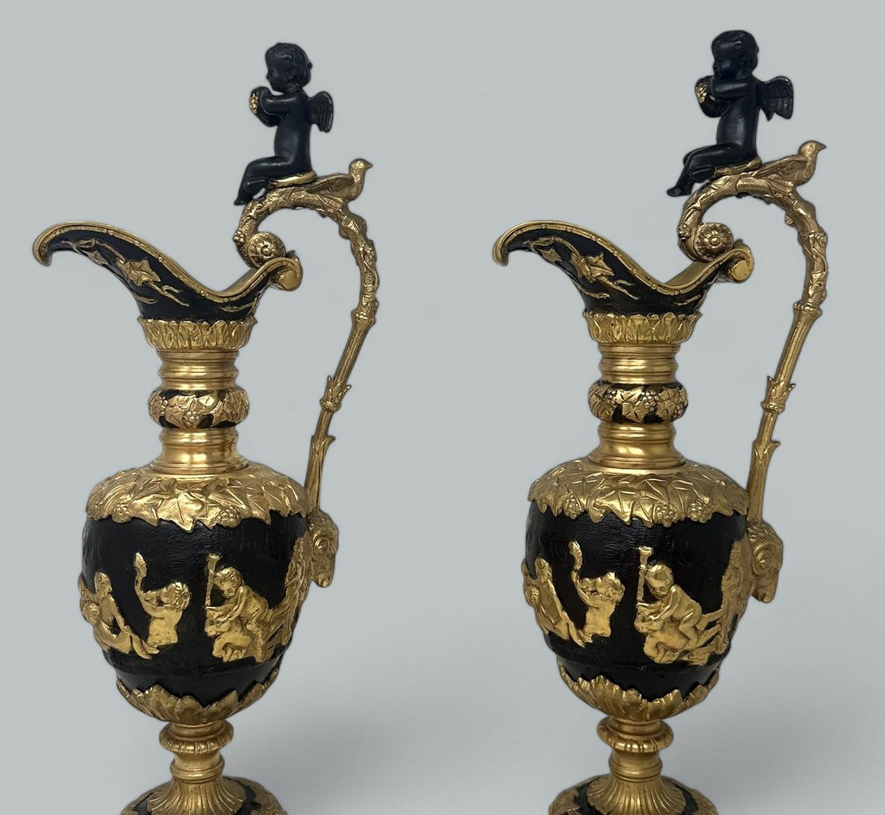 Francese Coppia di vasi Ewers francesi in bronzo e ormolatura alla maniera di Claude Michel Clodion in vendita