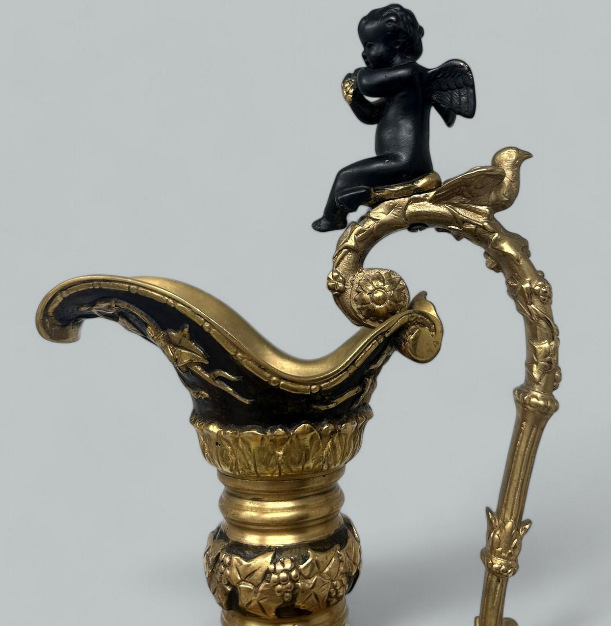 Bronzo Coppia di vasi Ewers francesi in bronzo e ormolatura alla maniera di Claude Michel Clodion in vendita