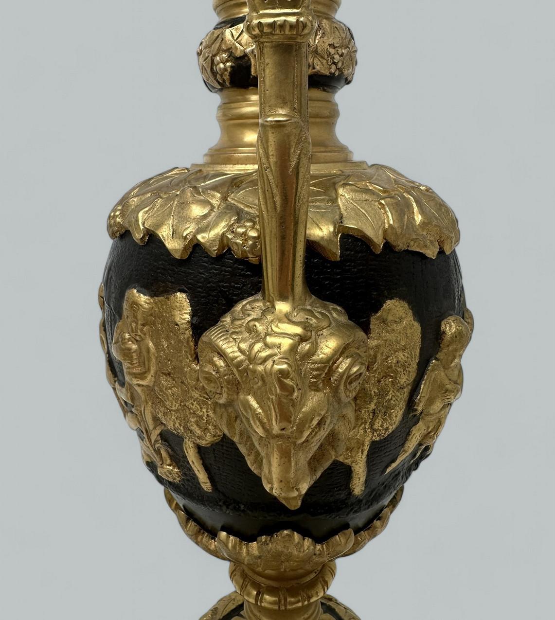 Coppia di vasi Ewers francesi in bronzo e ormolatura alla maniera di Claude Michel Clodion in vendita 1