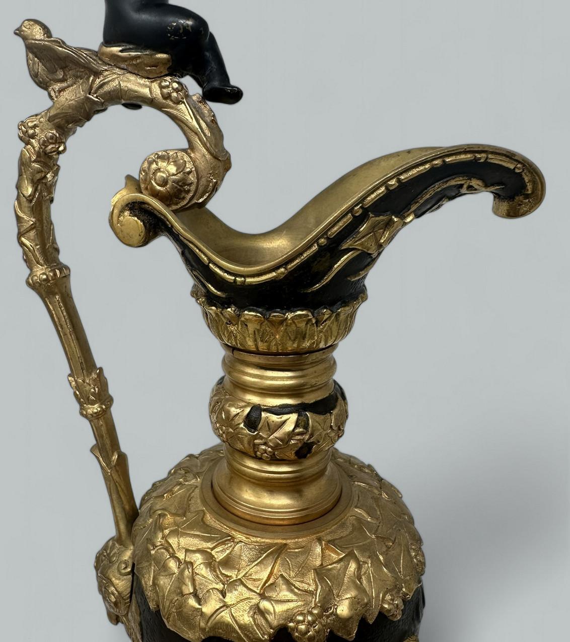 Coppia di vasi Ewers francesi in bronzo e ormolatura alla maniera di Claude Michel Clodion in vendita 2