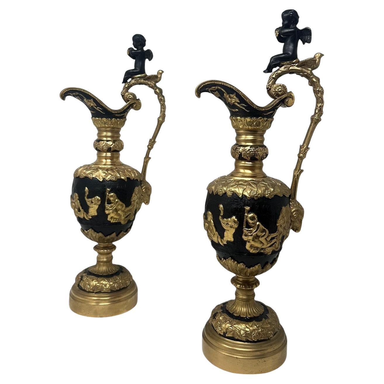 Coppia di vasi Ewers francesi in bronzo e ormolatura alla maniera di Claude Michel Clodion