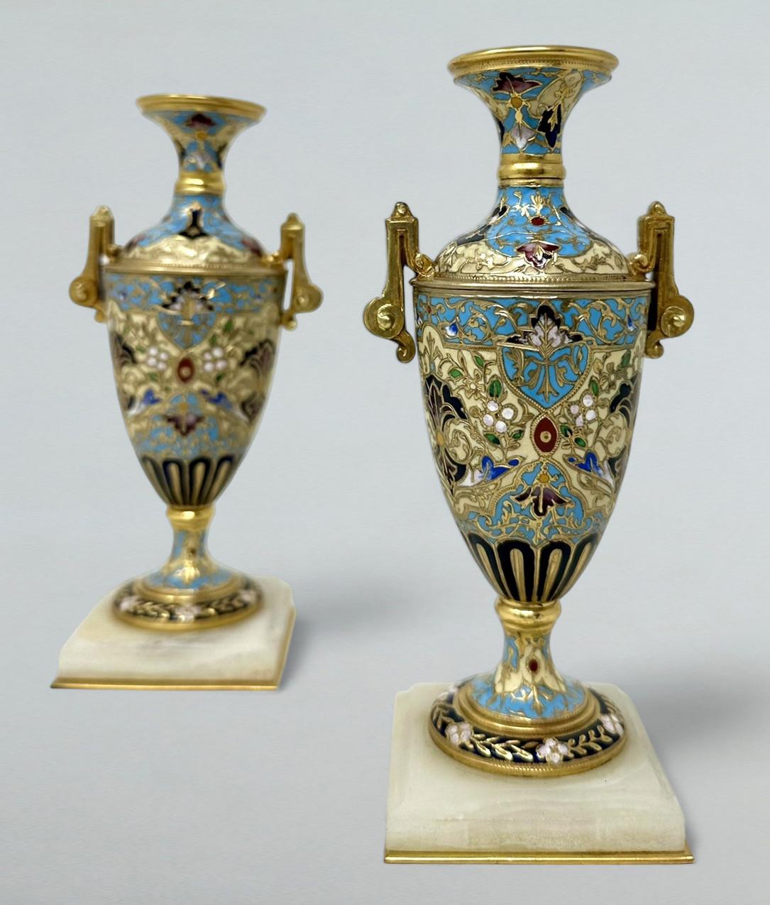 Ein außergewöhnlich stilvolles Paar französischer Bronze Dore und Champleve Cloisonne Doppelgriff Vasen von herausragender Qualität und kompakter Größe. Drittes Quartal des neunzehnten Jahrhunderts. 

Dieses prächtige Vasenpaar ist aus vergoldetem