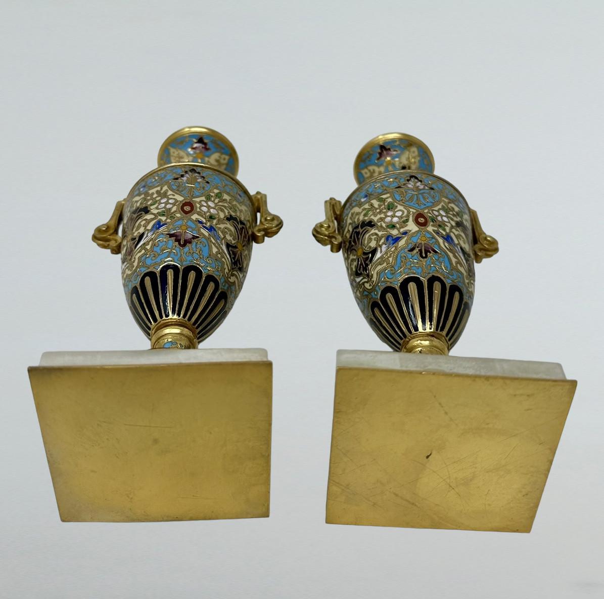 Antike Paar Französisch Cloisonne Champlevé Alabaster Ormolu vergoldete Bronze Vase Urnen  im Angebot 1