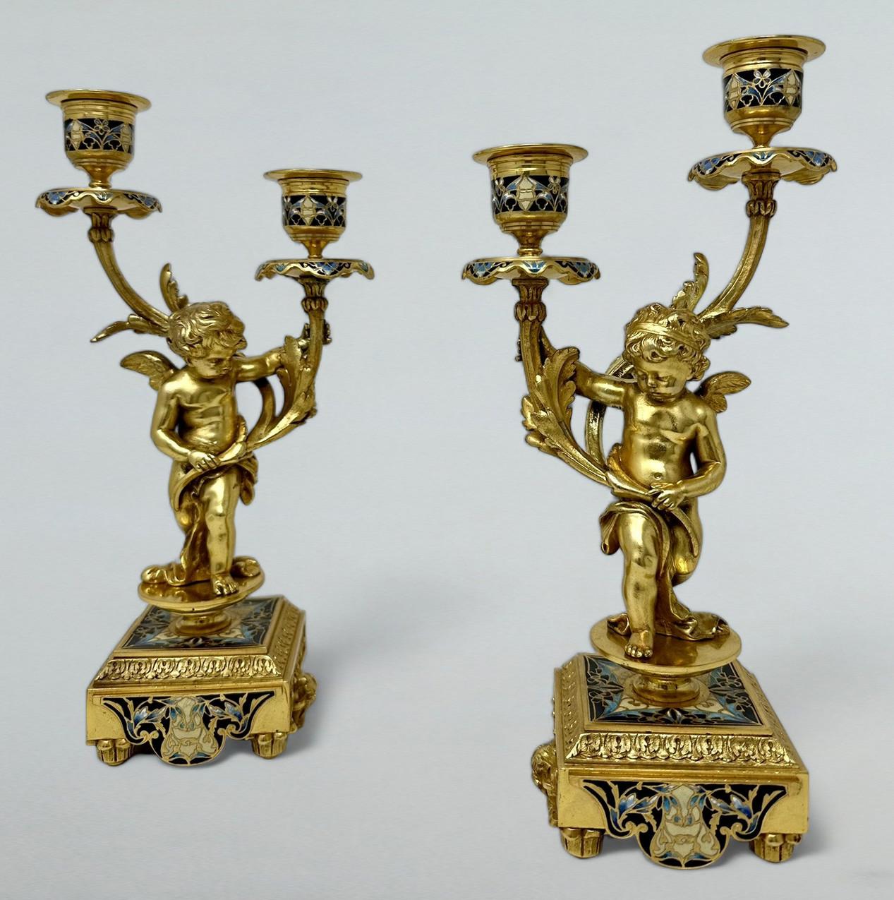 Paire de chandeliers anciens en cloisonné champlevé, bronze doré et bronze chérubin.  en vente 2