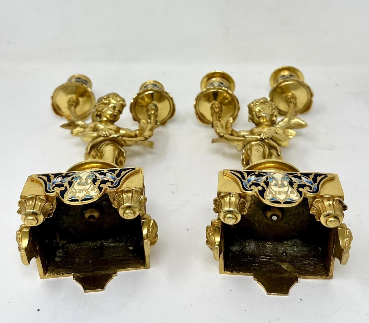 XIXe siècle Paire de chandeliers anciens en cloisonné champlevé, bronze doré et bronze chérubin.  en vente