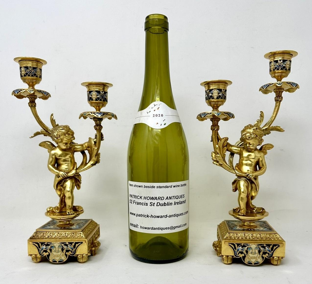 Paire de chandeliers anciens en cloisonné champlevé, bronze doré et bronze chérubin.  en vente 1