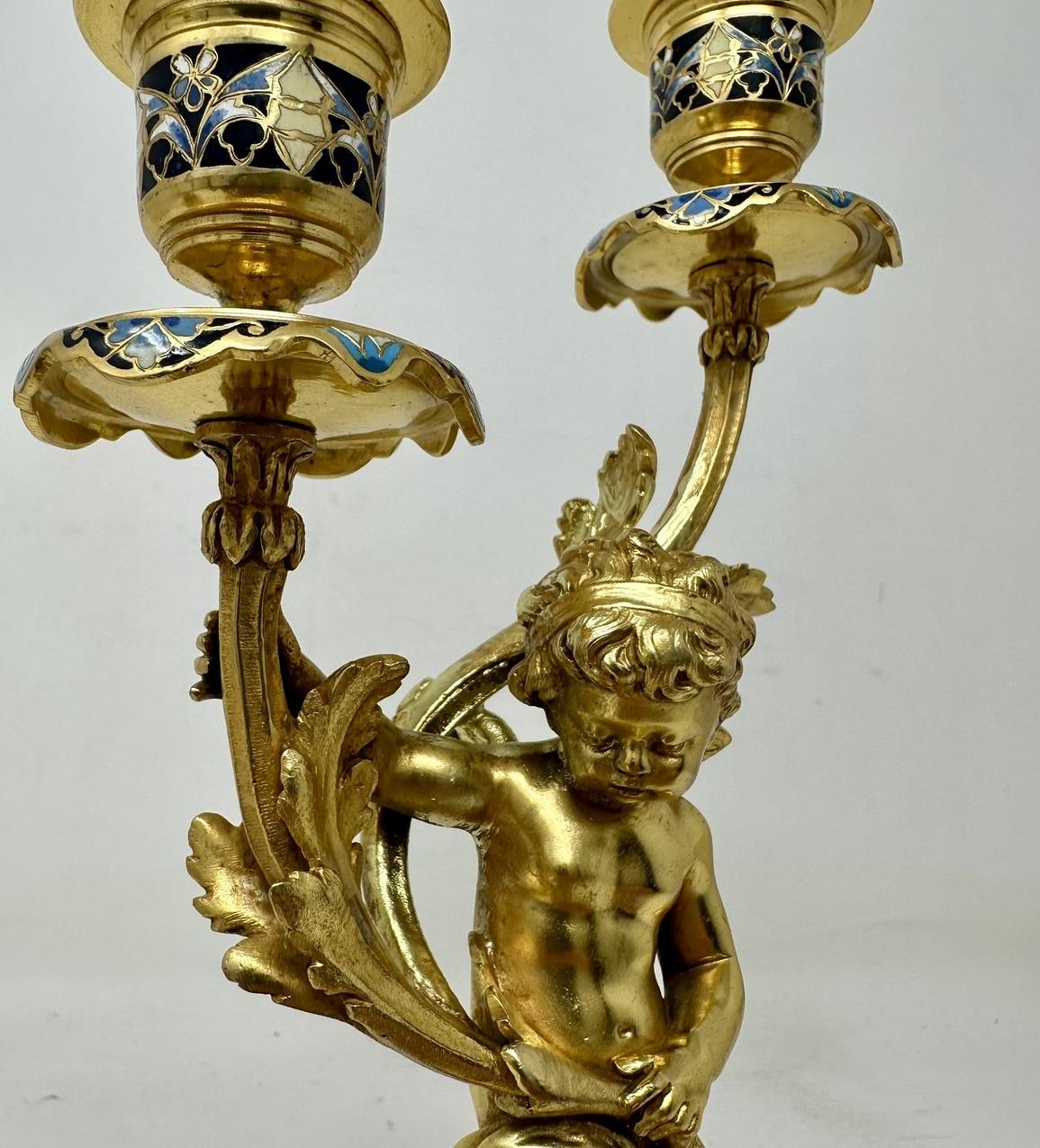 Paire de candélabres à deux bras en bronze Dore et Champleve Cloisonne, de qualité exceptionnelle et aux proportions généreuses. Troisième quart du XIXe siècle, peut-être plus tôt. 

Cette magnifique paire est réalisée en bronze doré et en émail