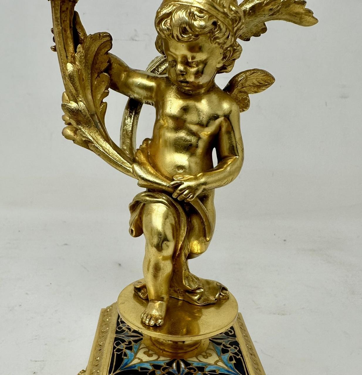 Victorien Paire de chandeliers anciens en cloisonné champlevé, bronze doré et bronze chérubin.  en vente