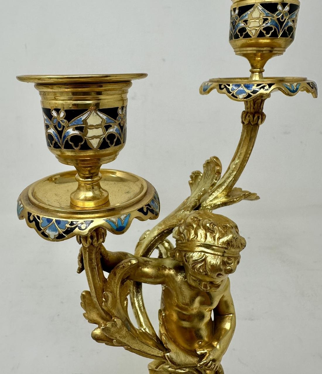 Moulage Paire de chandeliers anciens en cloisonné champlevé, bronze doré et bronze chérubin.  en vente