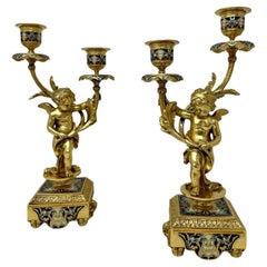Paire de chandeliers anciens en cloisonné champlevé, bronze doré et bronze chérubin. 