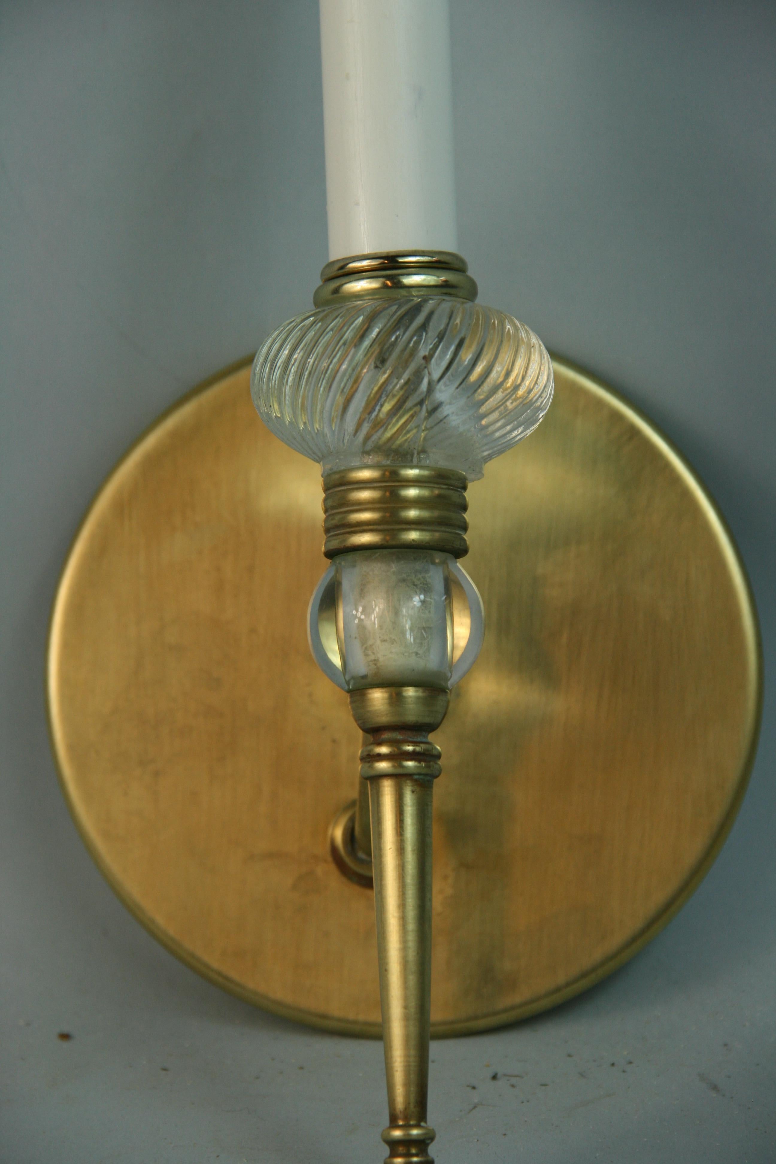 Milieu du XXe siècle Paire française ancienne  Appliques en laiton et cristal de style déco en vente