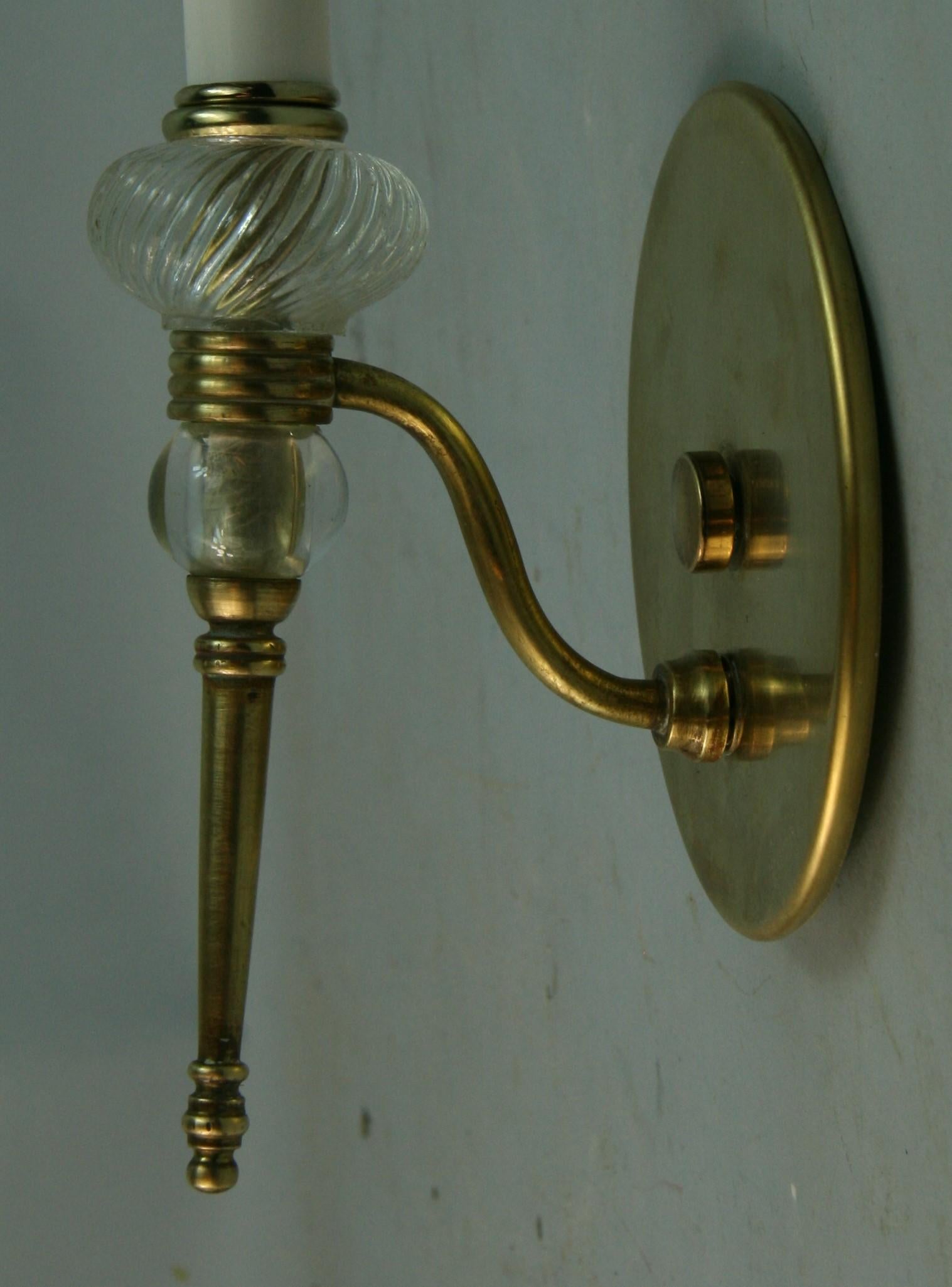Laiton Paire française ancienne  Appliques en laiton et cristal de style déco en vente