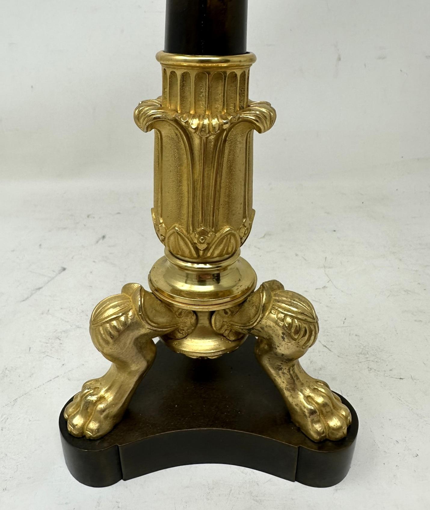 Antique Pair French Doré Bronze Neoclasical Ormolu Gilt Candlesticks Lámparas de mesa en venta 3