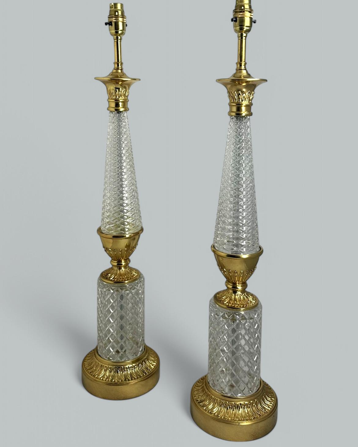 Una coppia di lampade elettriche da tavolo vittoriane in ormolu e cristallo tagliato a mano, di forma elegante e slanciata e proporzioni piuttosto alte, attribuite con certezza al produttore francese Baccarat Crystal. 

La colonna principale in