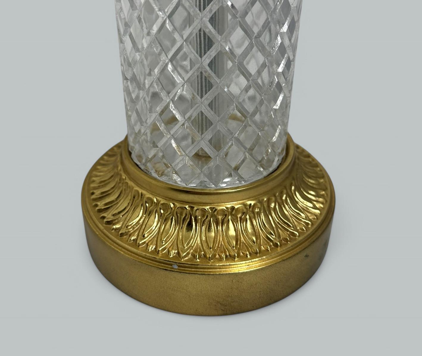 Antique French Pair Doré Bronze Neoclassical Ormolu Gilt Baccarat Crystal Lamps In condizioni buone a Dublin, Ireland