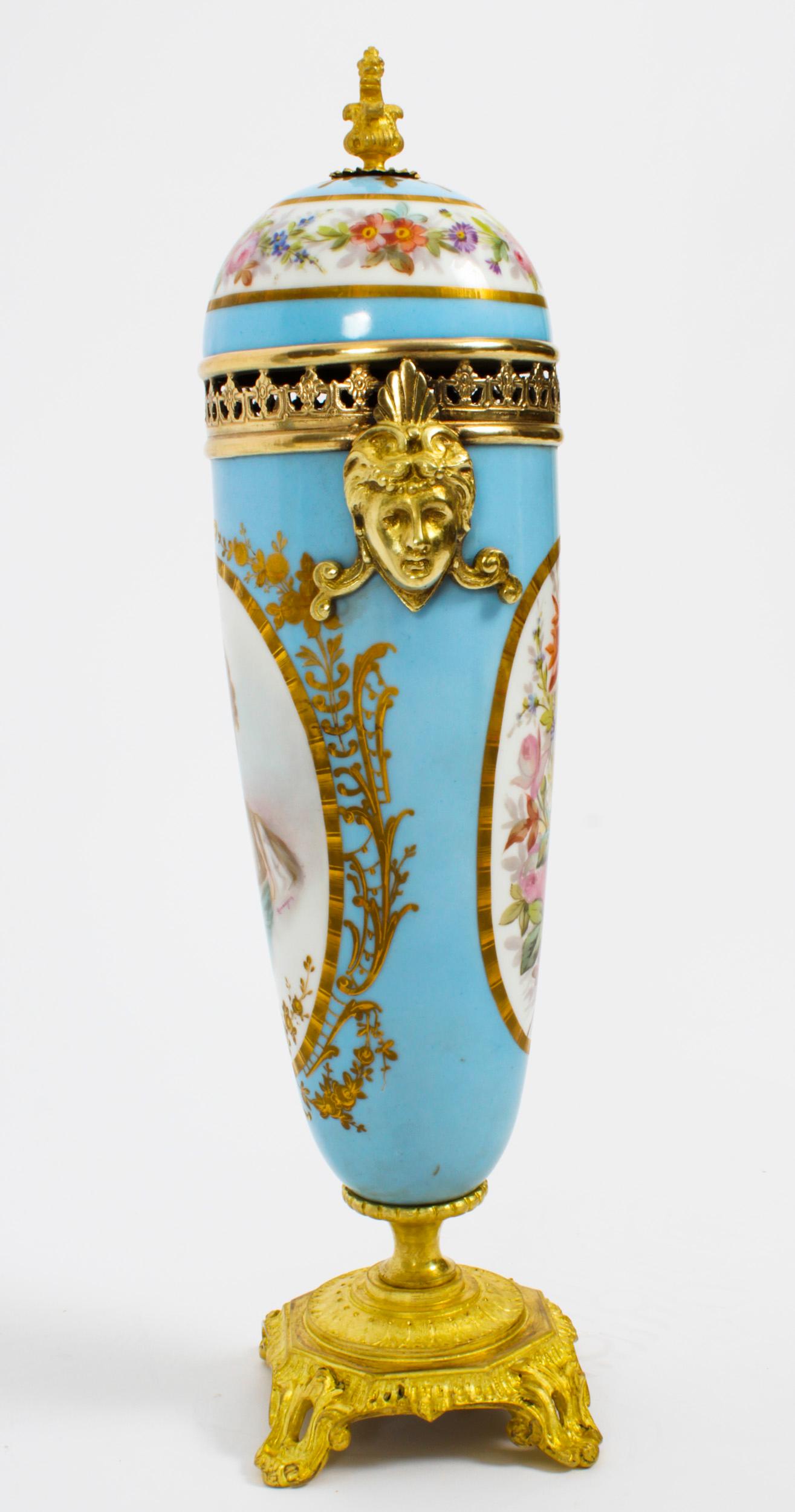Antique French Pair Uovo d'Anatra Bleu Sevres Urns 19 ° C in vendita 4