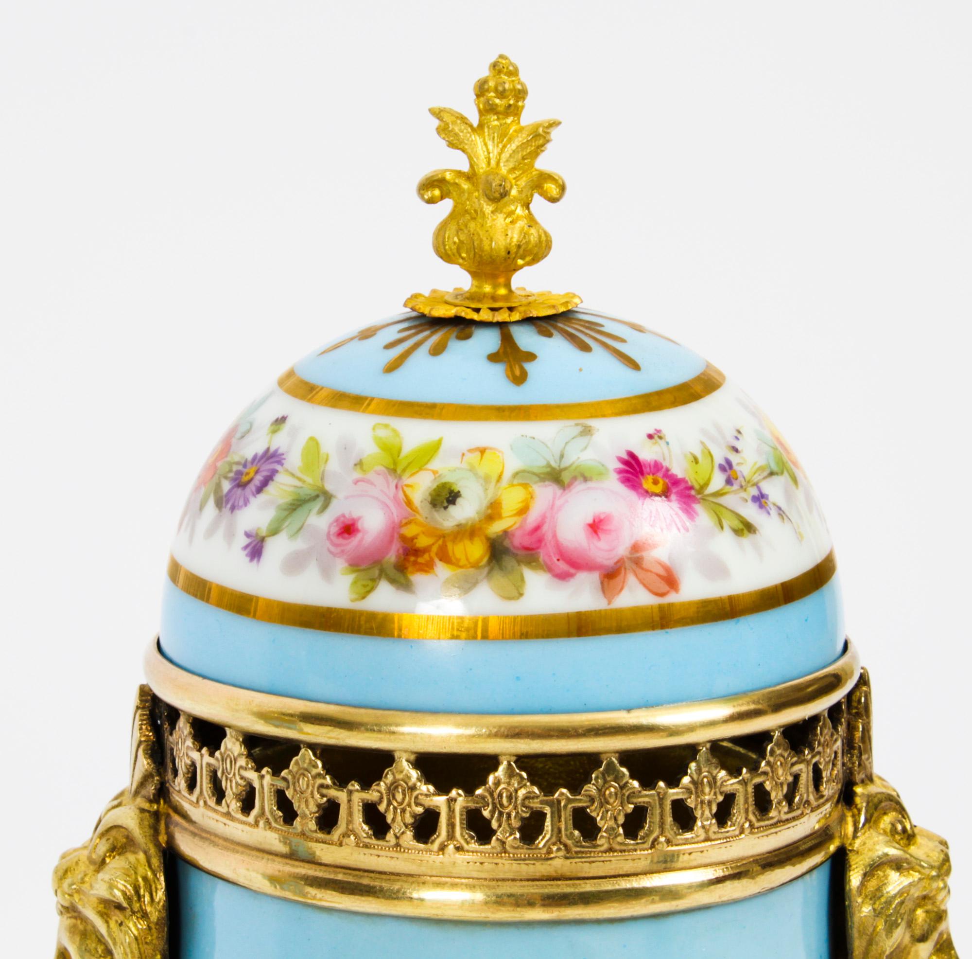 Antique French Pair Uovo d'Anatra Bleu Sevres Urns 19 ° C in vendita 5