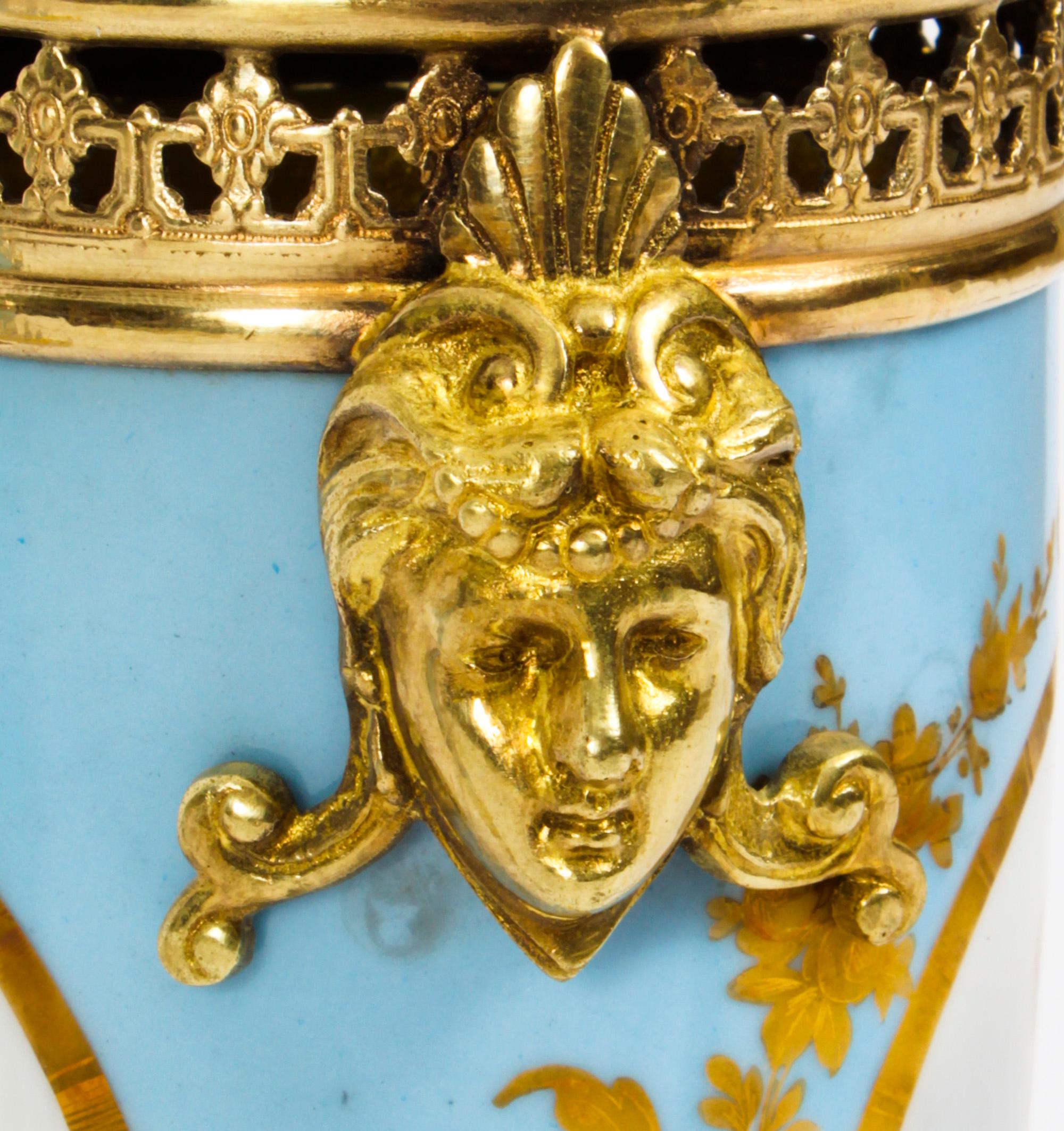 Antique French Pair Uovo d'Anatra Bleu Sevres Urns 19 ° C in vendita 6
