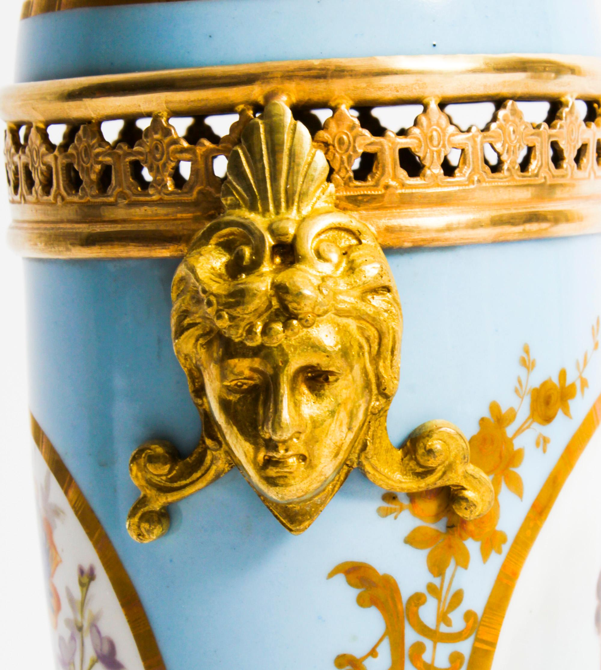 Antique French Pair Uovo d'Anatra Bleu Sevres Urns 19 ° C in vendita 9