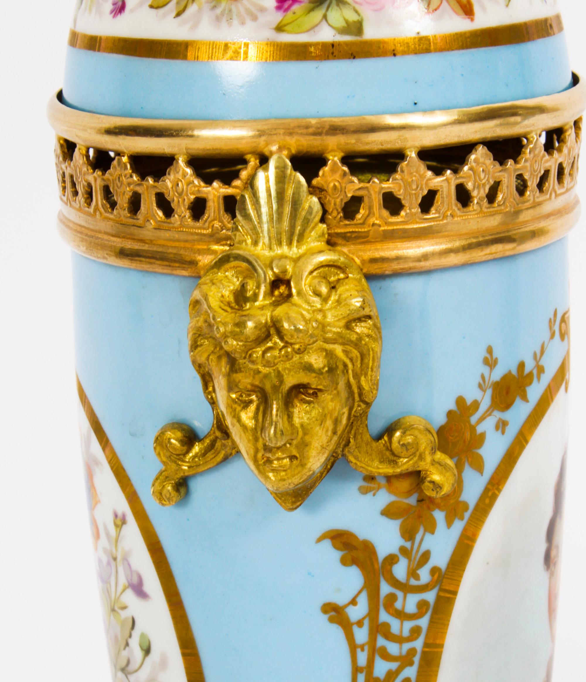 Antique French Pair Uovo d'Anatra Bleu Sevres Urns 19 ° C in vendita 10