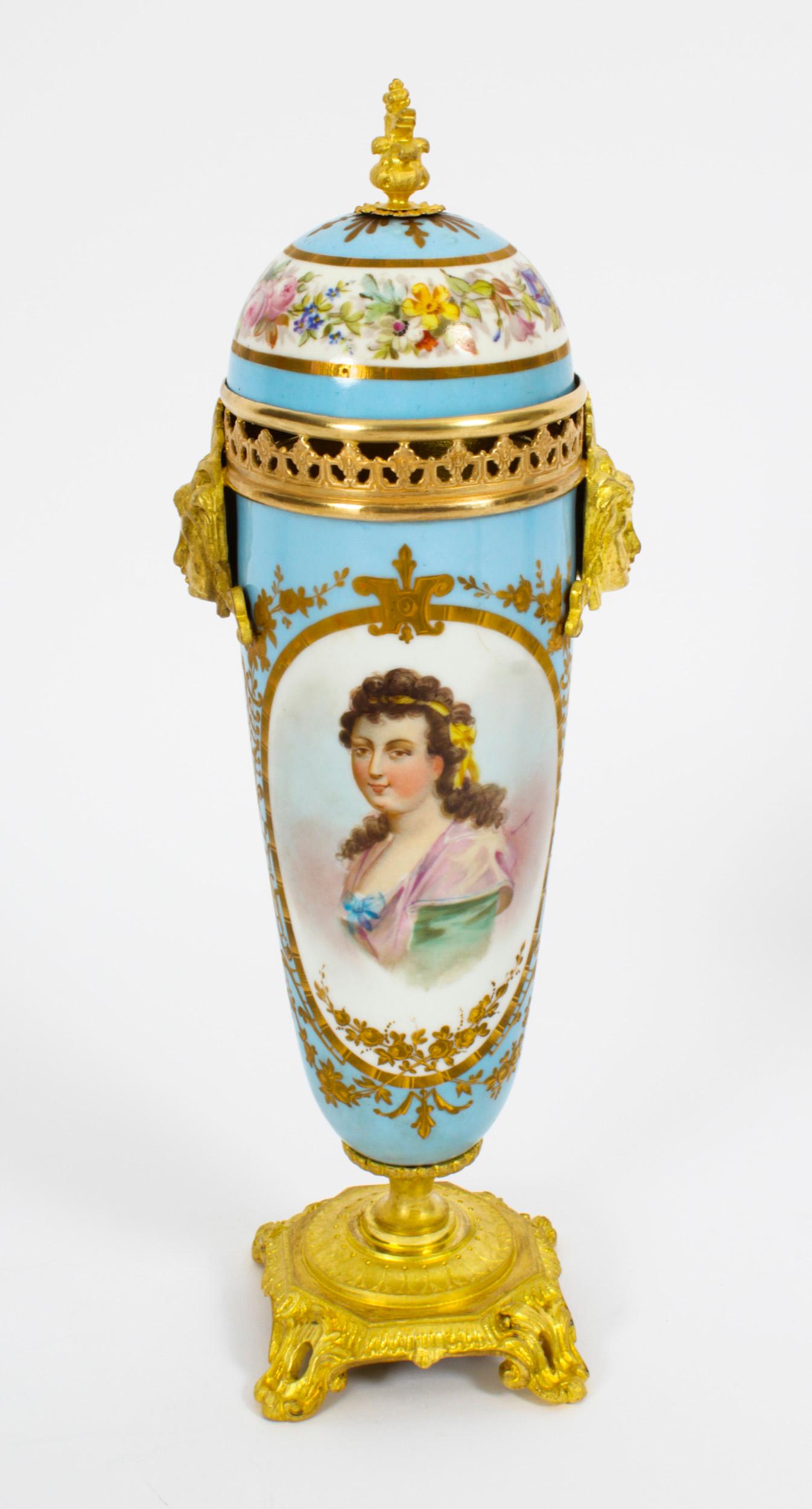 Si tratta di una bellissima coppia di urne gemelle in porcellana di Sevres con coperchio a cupola, in stile Luigi XV, datate circa 1870.
 
I vasi, con un fondo color bleu d'uovo d'anatra, sono superbamente decorati con pannelli ovali raffiguranti