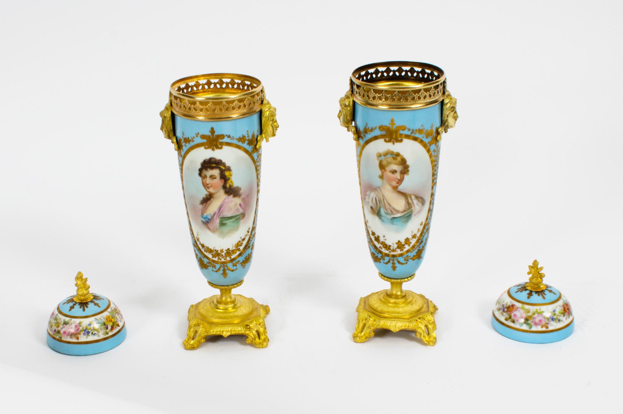 Antique French Pair Uovo d'Anatra Bleu Sevres Urns 19 ° C in vendita 13