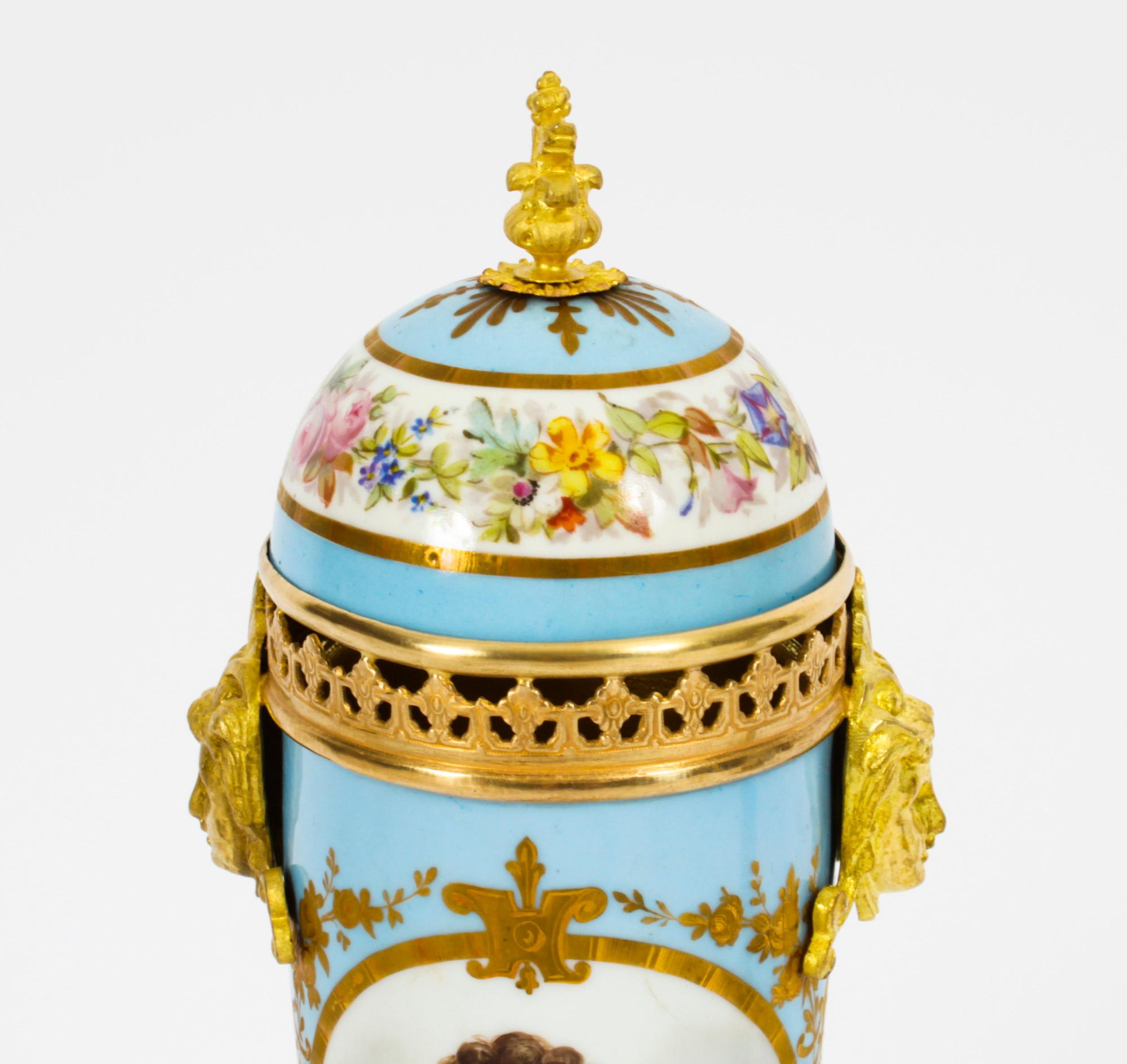 Francese Antique French Pair Uovo d'Anatra Bleu Sevres Urns 19 ° C in vendita
