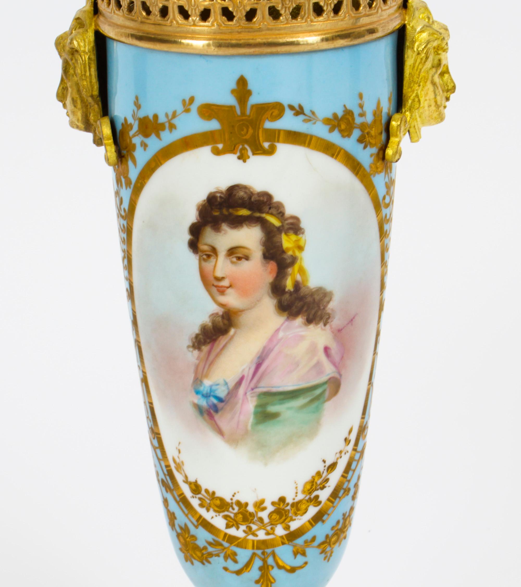 Dorato Antique French Pair Uovo d'Anatra Bleu Sevres Urns 19 ° C in vendita