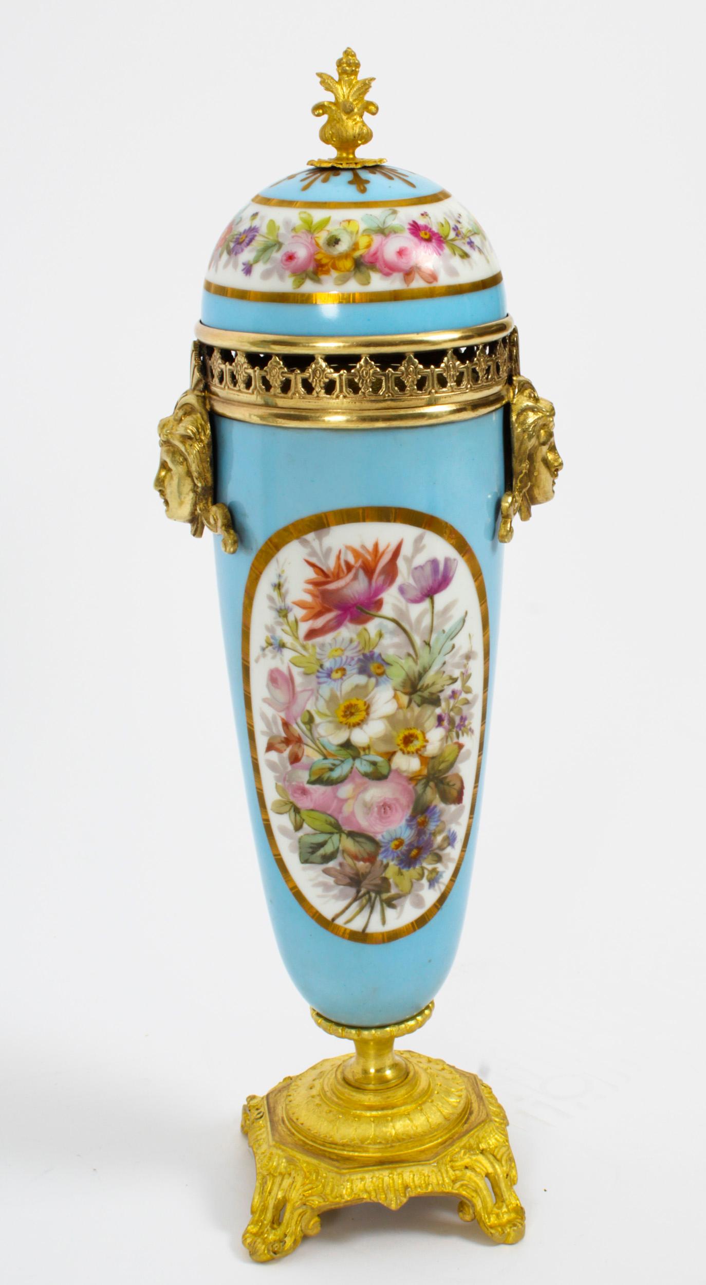 Antique French Pair Uovo d'Anatra Bleu Sevres Urns 19 ° C In condizioni buone in vendita a London, GB