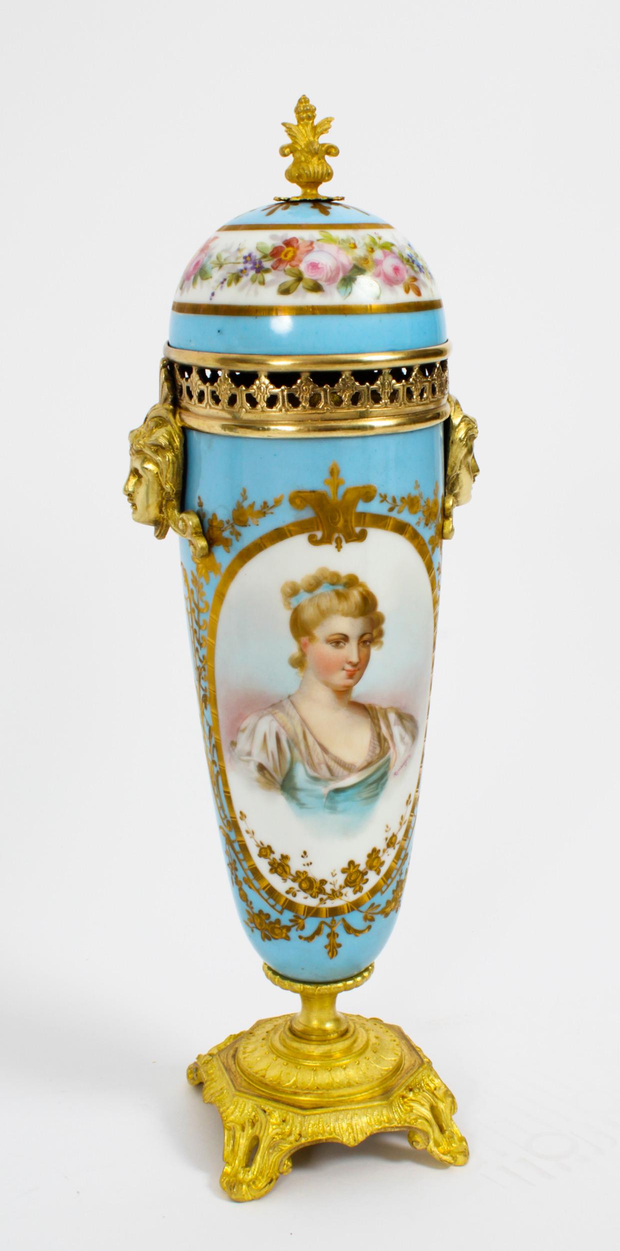 Fine XIX secolo Antique French Pair Uovo d'Anatra Bleu Sevres Urns 19 ° C in vendita