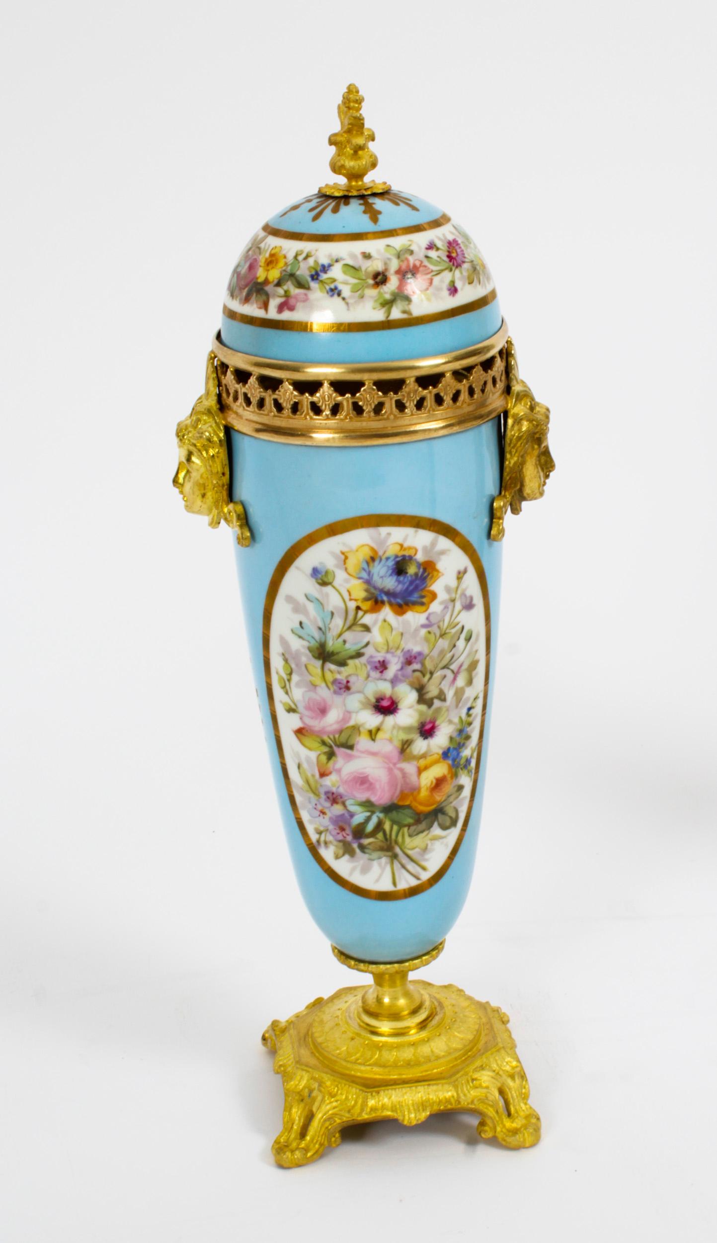 Antique French Pair Uovo d'Anatra Bleu Sevres Urns 19 ° C in vendita 1