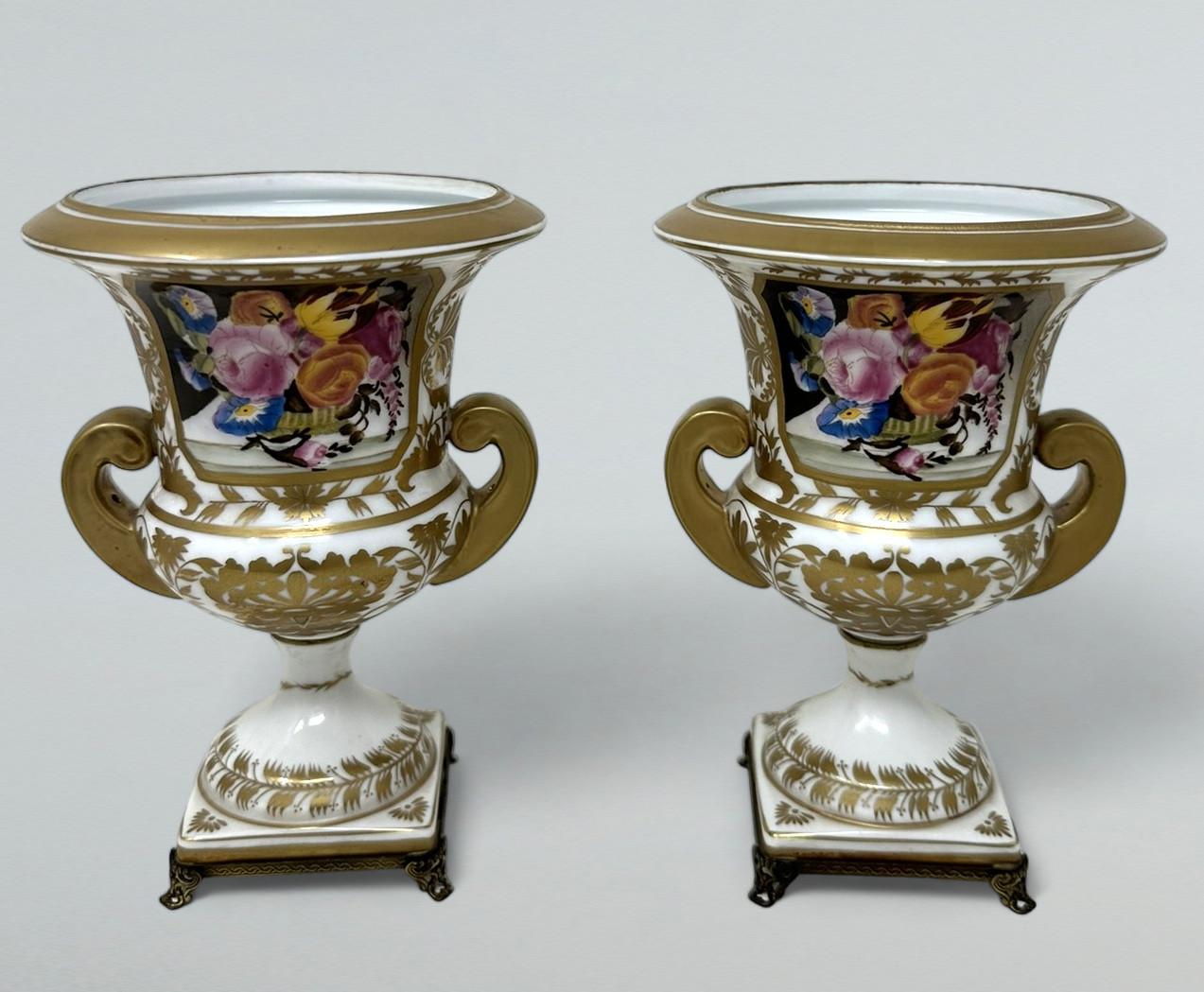 Élégante paire d'urnes à garniture à deux poignées, peintes à la main, de style Campana, fin XIXe, début XXe siècle, à notre avis d'origine française. 

Les bras à double volute surmontent un socle étroit se terminant sur des bases carrées avec des