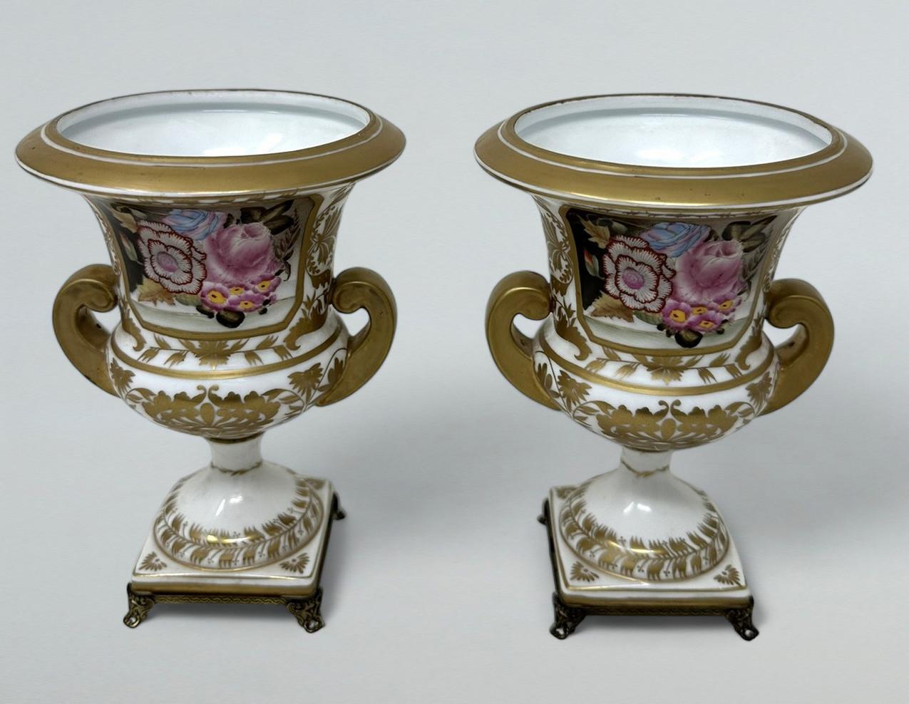 Français Ancienne paire de vases-urnes en porcelaine Campana édouardienne française, natures mortes et fleurs en vente