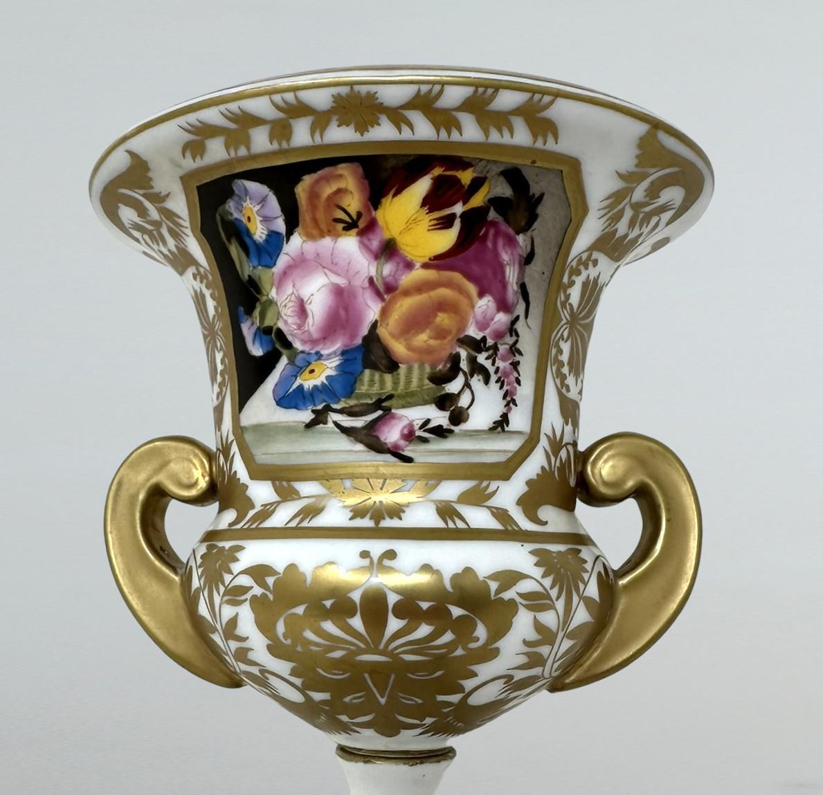 Céramique Ancienne paire de vases-urnes en porcelaine Campana édouardienne française, natures mortes et fleurs en vente