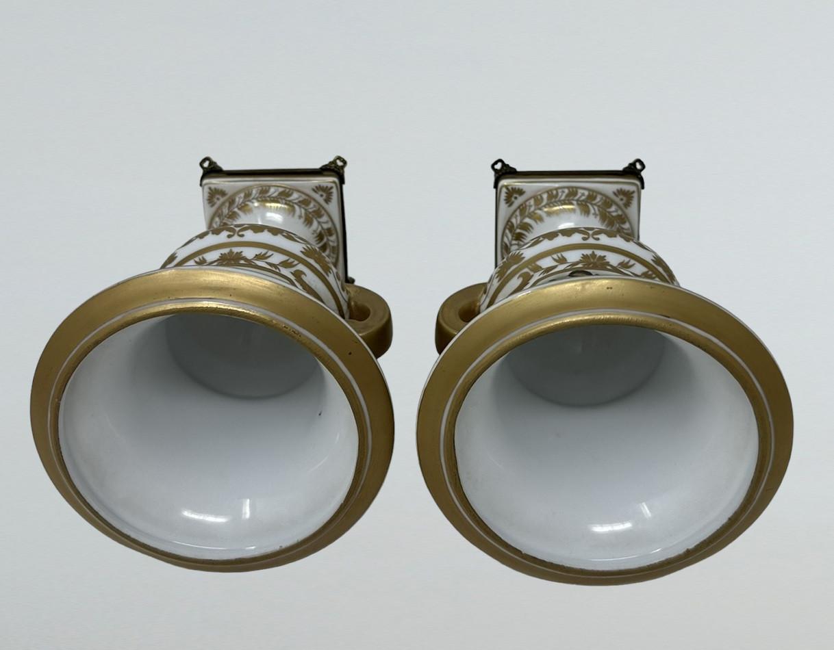Ancienne paire de vases-urnes en porcelaine Campana édouardienne française, natures mortes et fleurs en vente 2